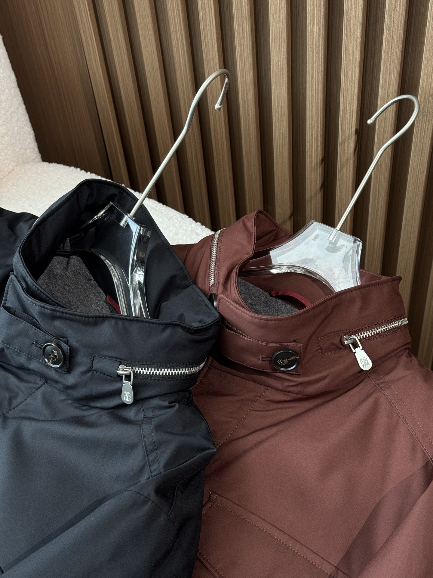 提供暗红色和黑色两种颜色选择，款式为立领休闲夹克，整体风格偏向经典、低调奢华的“老钱风”，剪裁得体，线条