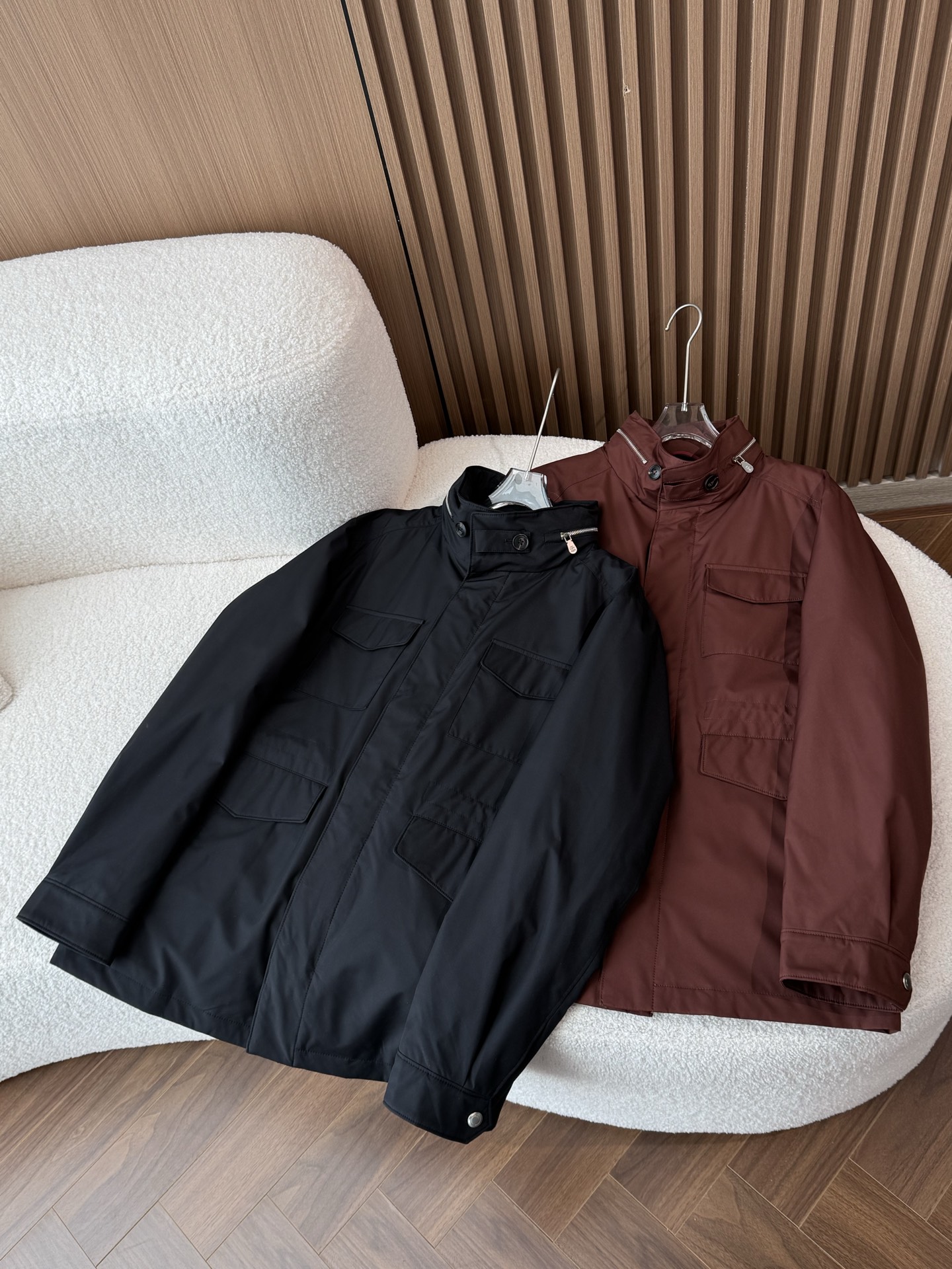 提供暗红色和黑色两种颜色选择，款式为立领休闲夹克，整体风格偏向经典、低调奢华的“老钱风”，剪裁得体，线条