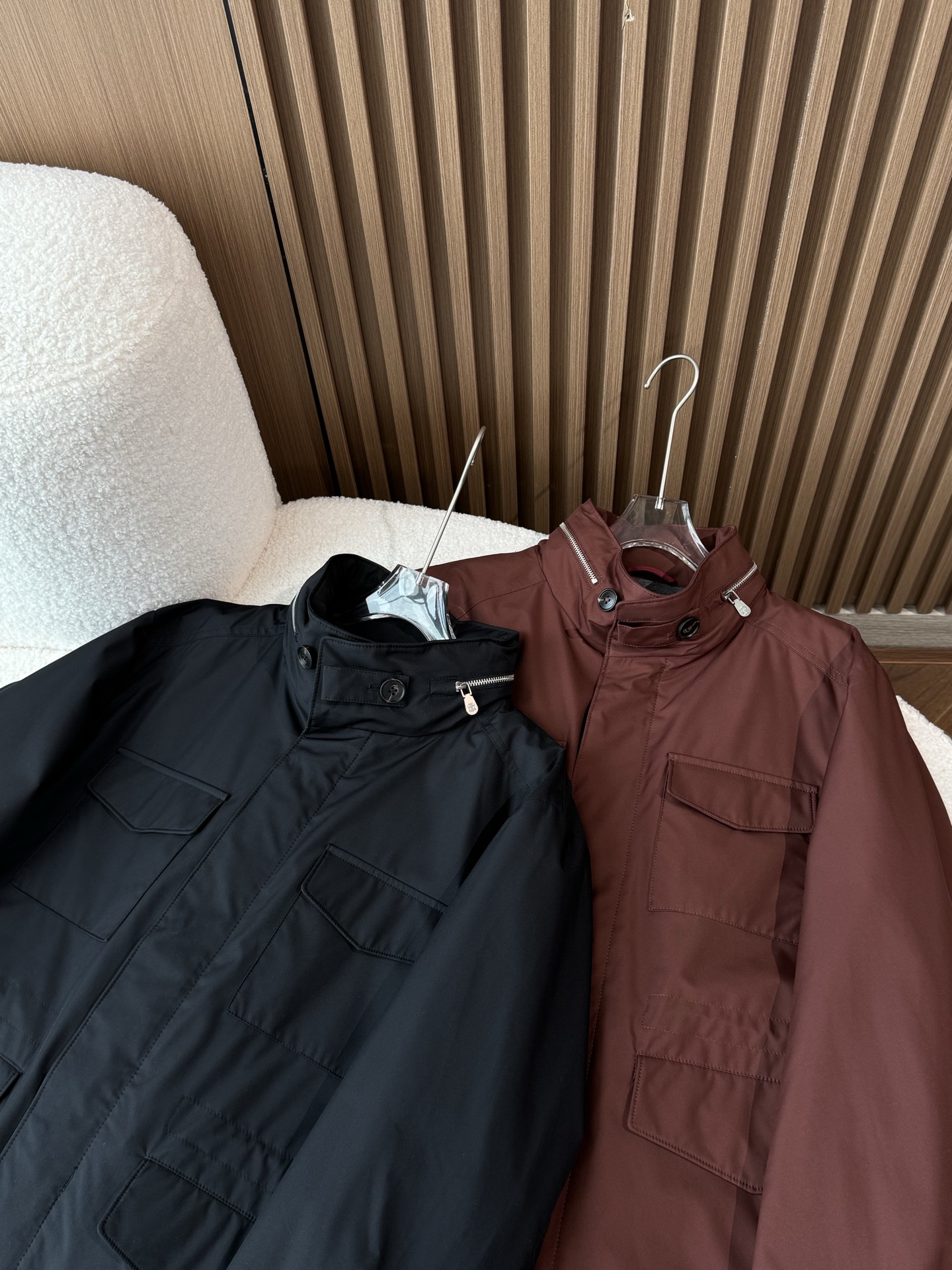 提供暗红色和黑色两种颜色选择，款式为立领休闲夹克，整体风格偏向经典、低调奢华的“老钱风”，剪裁得体，线条