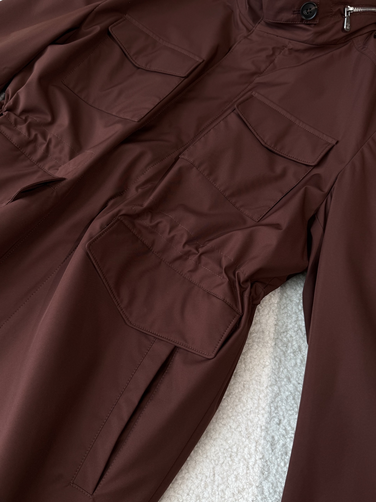 内里饰有腰部收紧设计，多种穿法