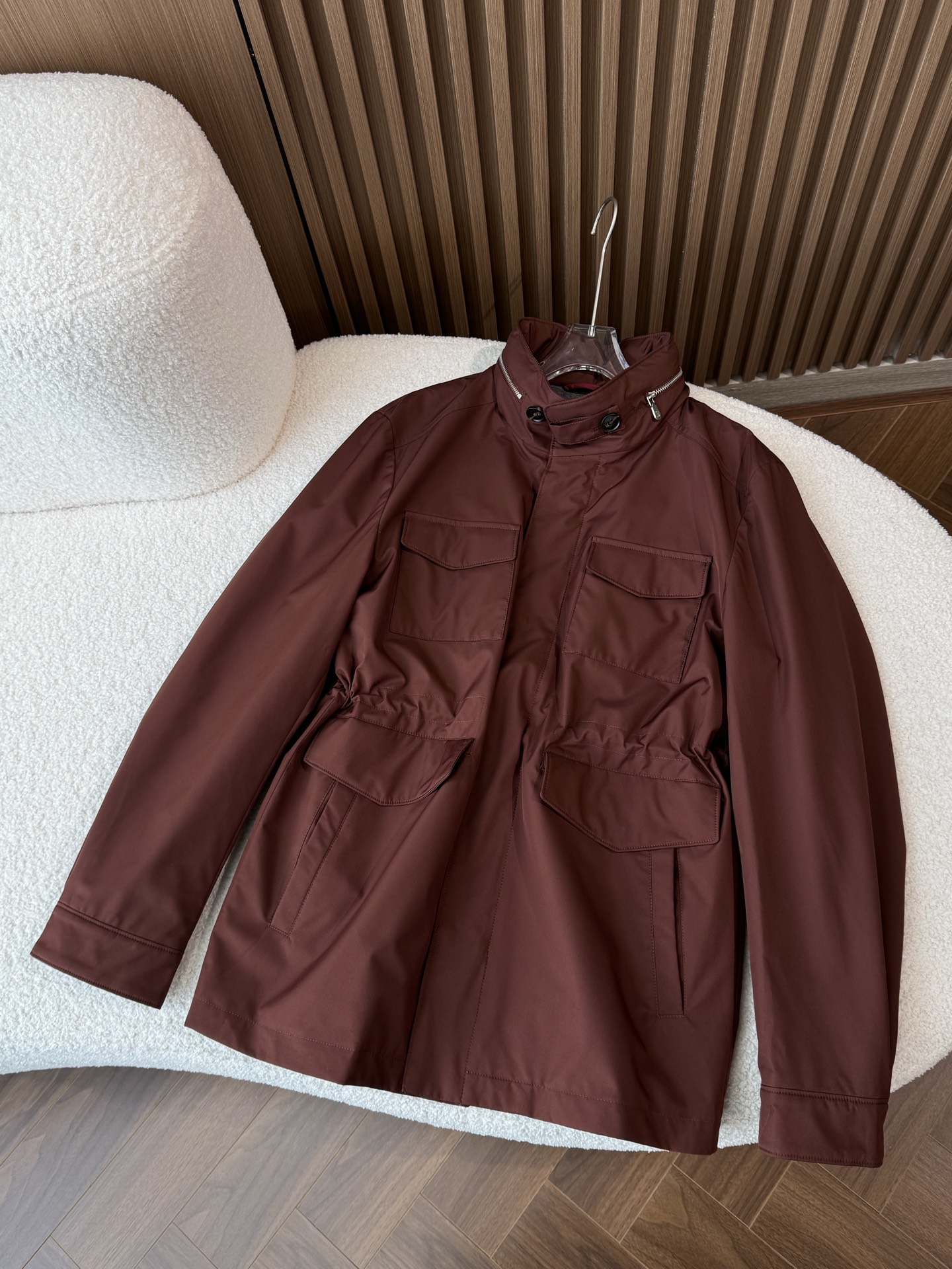 内里饰有腰部收紧设计，多种穿法