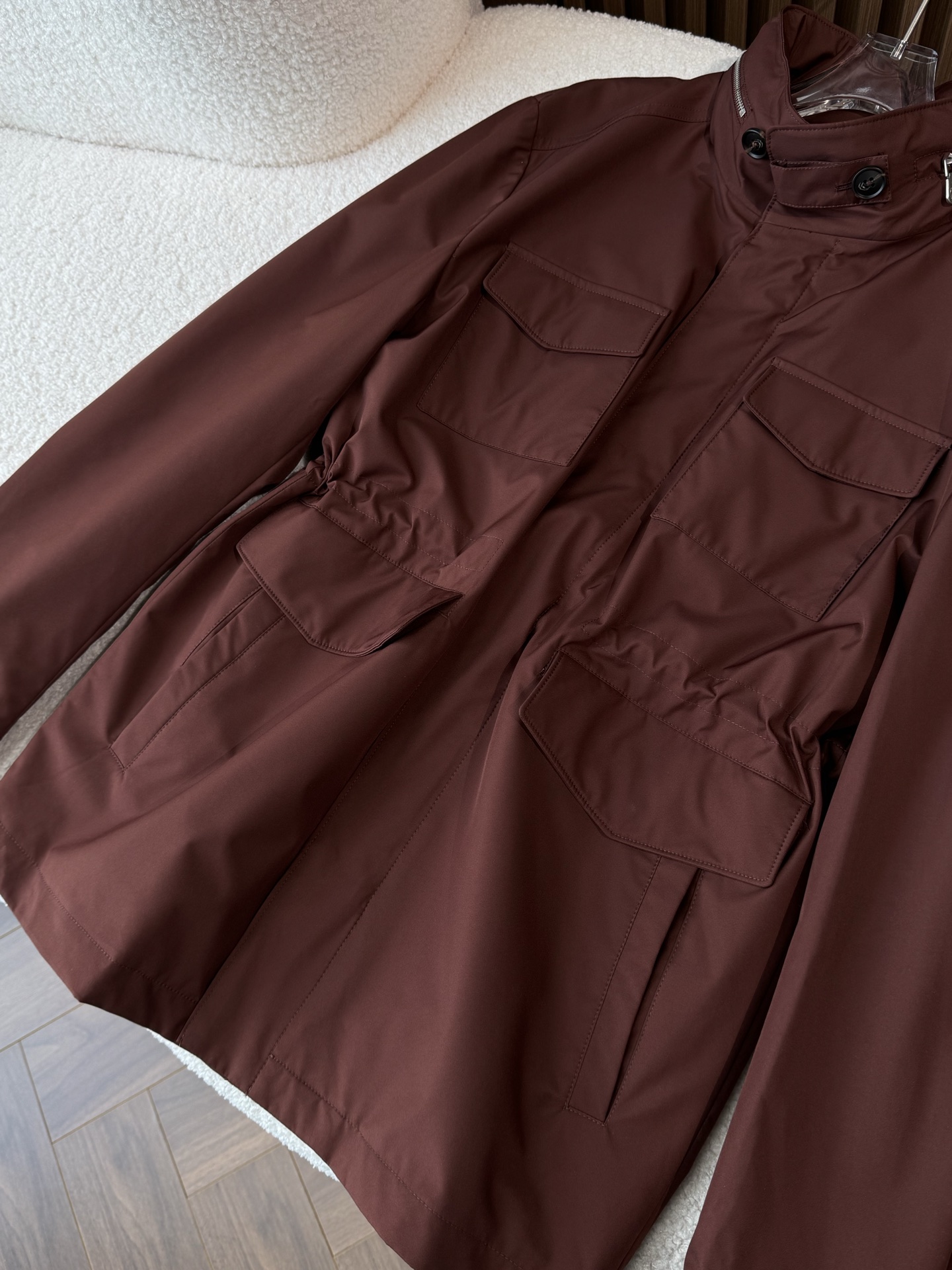 内里饰有腰部收紧设计，多种穿法