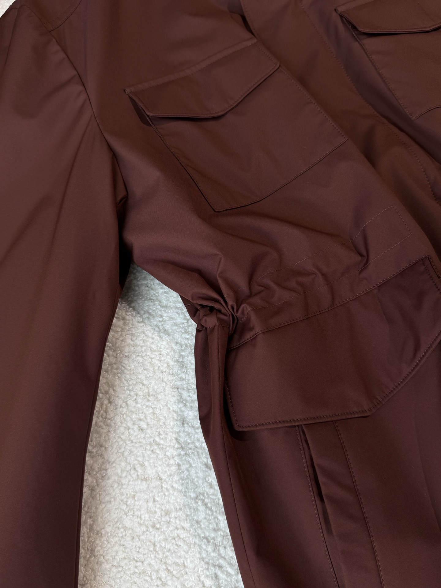 内里饰有腰部收紧设计，多种穿法