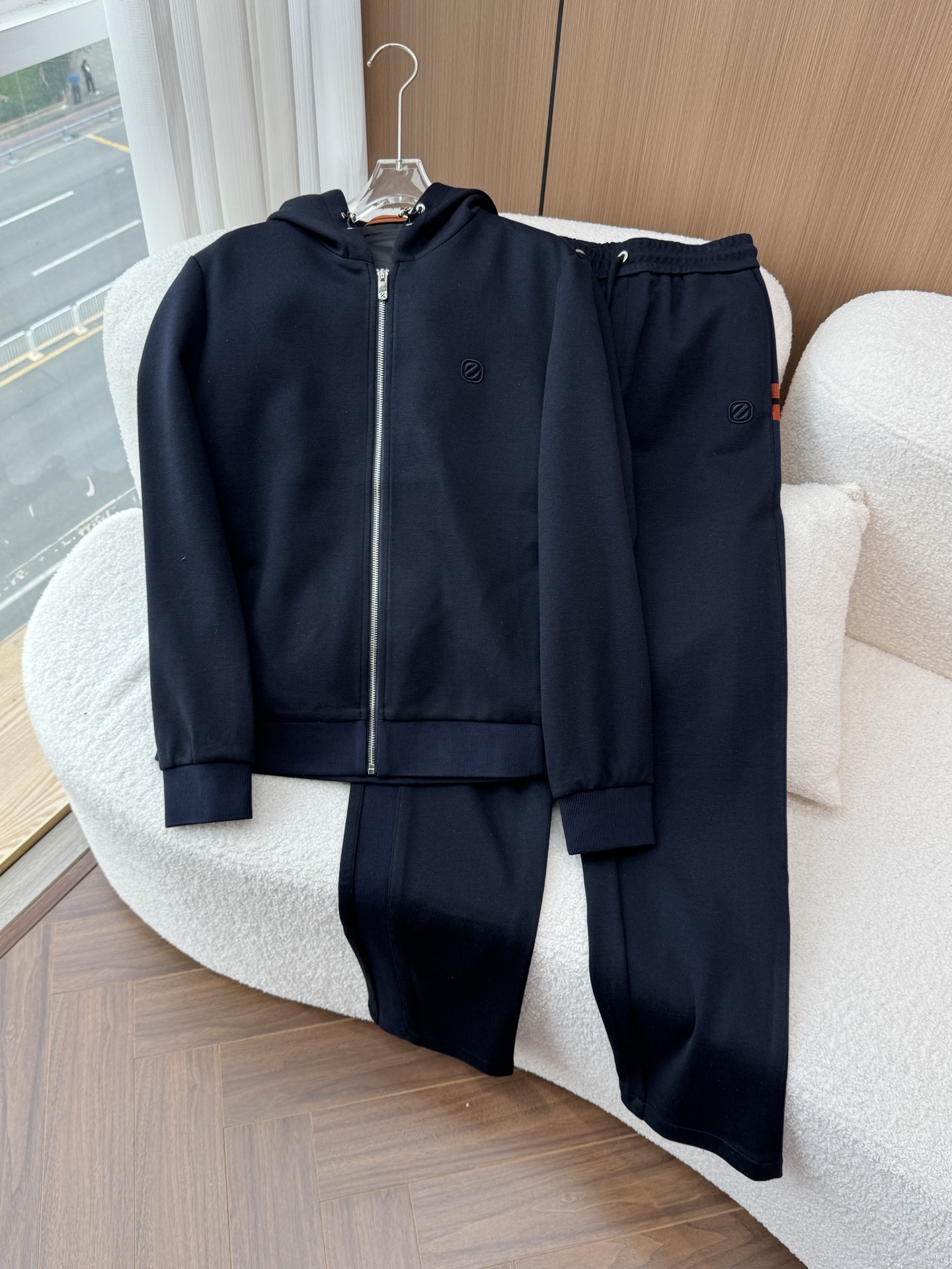 一套 Zegna/杰尼亚 2025fw新款男士休闲舒适运动连帽卫衣外套套装主体采用纯色，给人沉稳、低调的