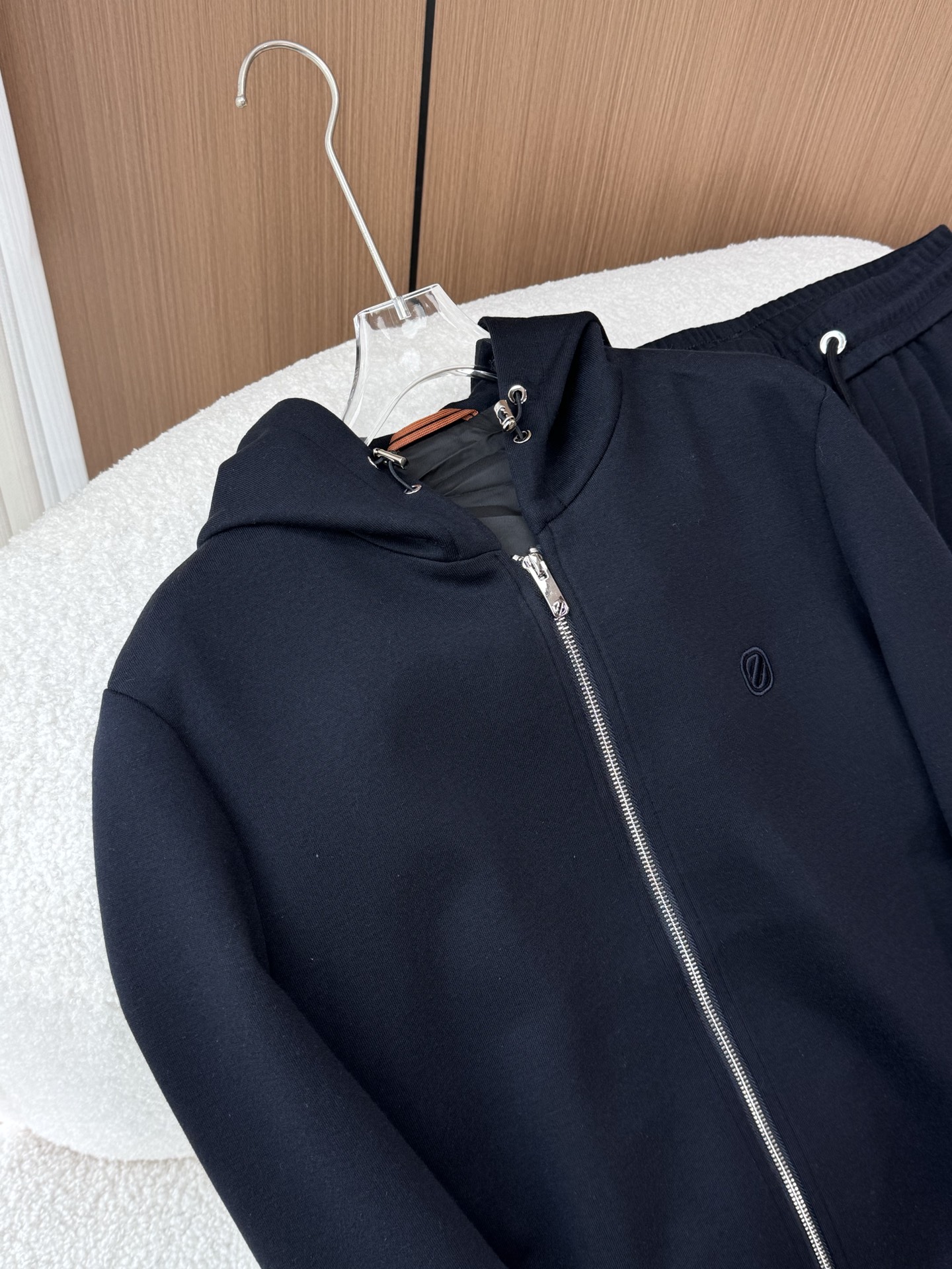 一套 Zegna/杰尼亚 2025fw新款男士休闲舒适运动连帽卫衣外套套装主体采用纯色，给人沉稳、低调的