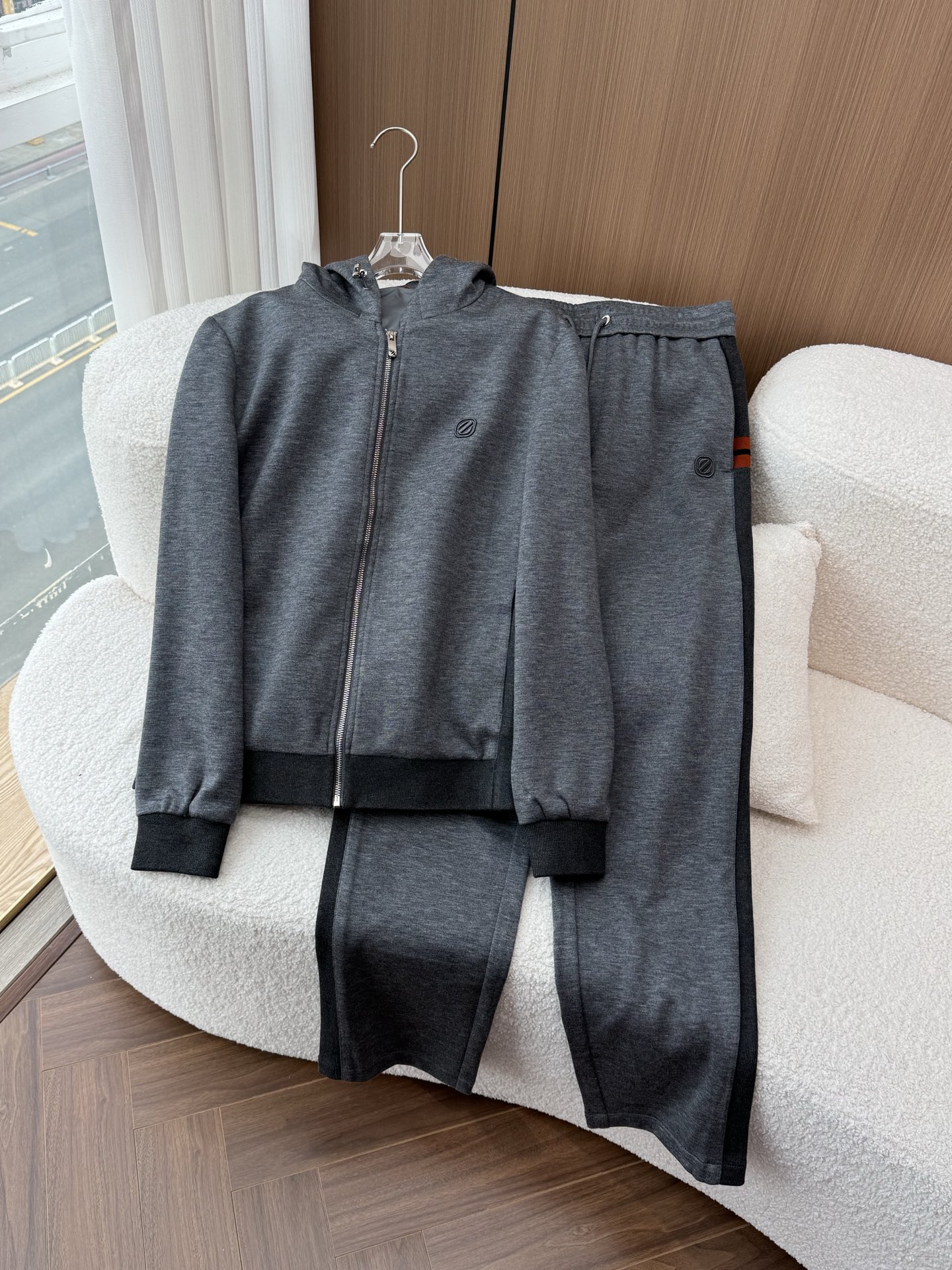 一套 Zegna/杰尼亚 2025fw新款男士休闲舒适运动连帽卫衣外套套装主体采用纯色，给人沉稳、低调的