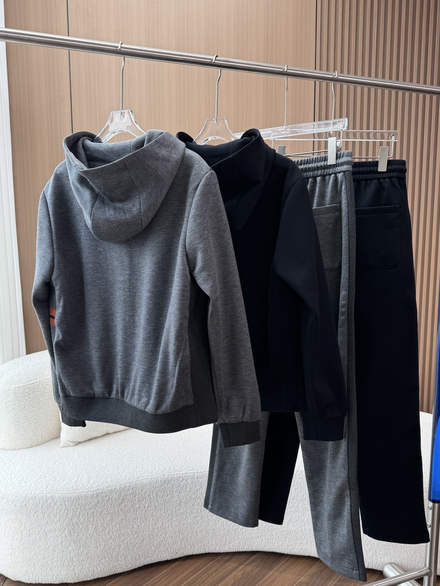 一套 Zegna/杰尼亚 2025fw新款男士休闲舒适运动连帽卫衣外套套装主体采用纯色，给人沉稳、低调的