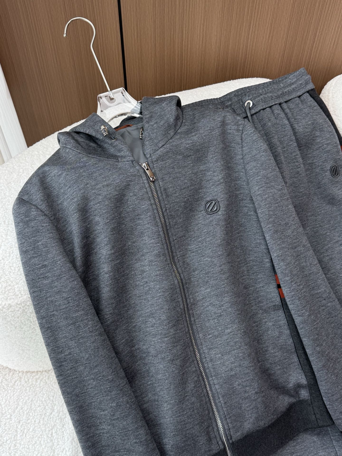 一套 Zegna/杰尼亚 2025fw新款男士休闲舒适运动连帽卫衣外套套装主体采用纯色，给人沉稳、低调的