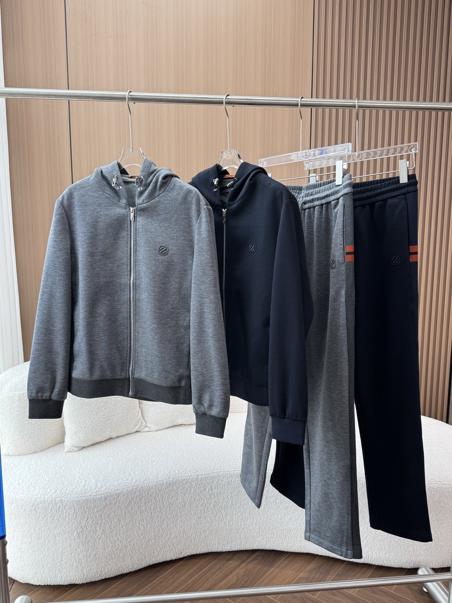 一套 Zegna/杰尼亚 2025fw新款男士休闲舒适运动连帽卫衣外套套装主体采用纯色，给人沉稳、低调的