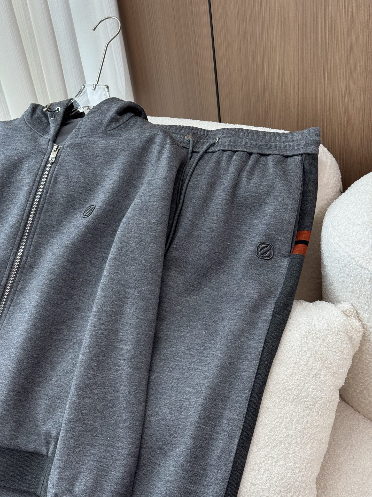 一套 Zegna/杰尼亚 2025fw新款男士休闲舒适运动连帽卫衣外套套装主体采用纯色，给人沉稳、低调的