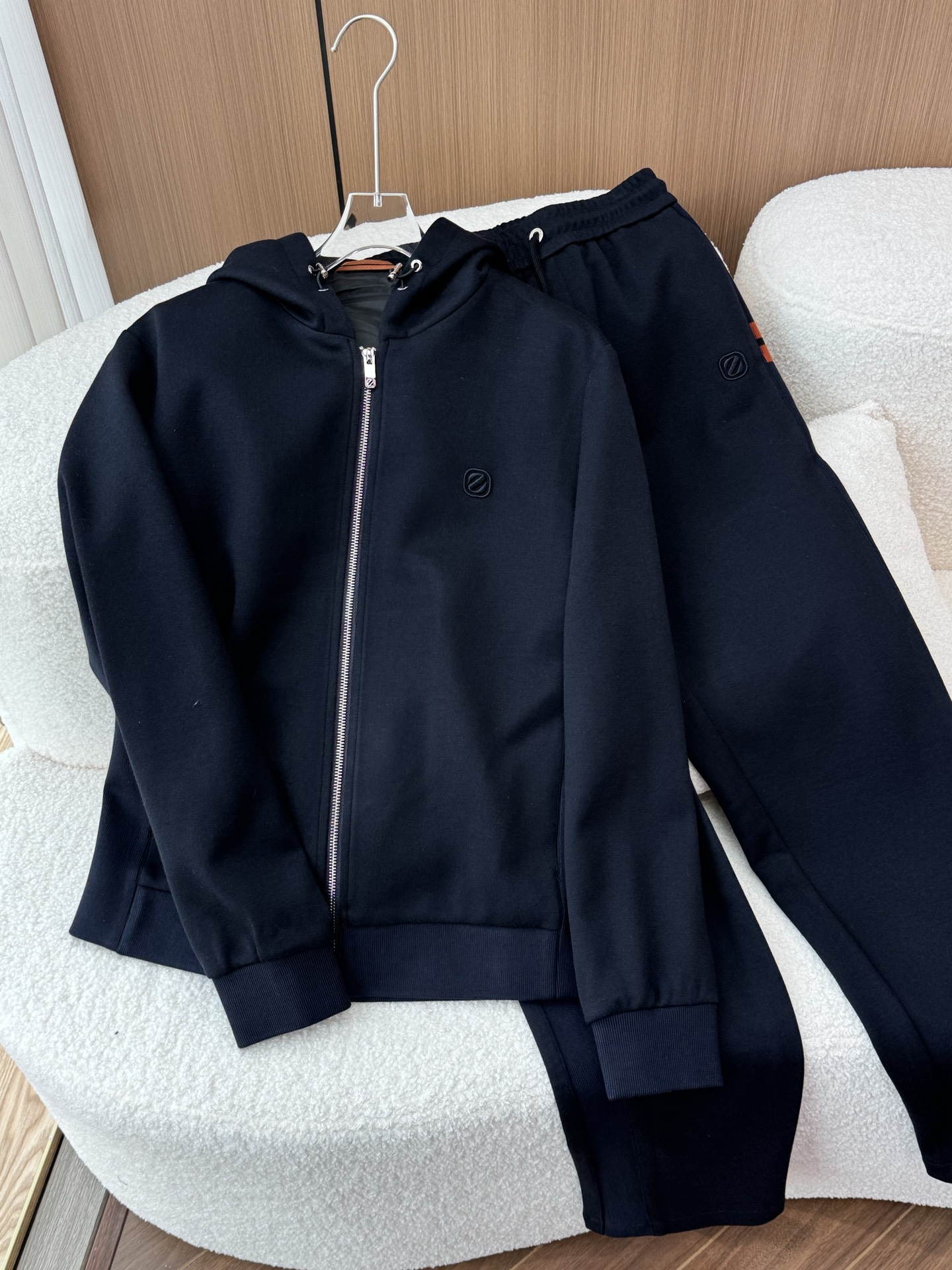 一套 Zegna/杰尼亚 2025fw新款男士休闲舒适运动连帽卫衣外套套装主体采用纯色，给人沉稳、低调的