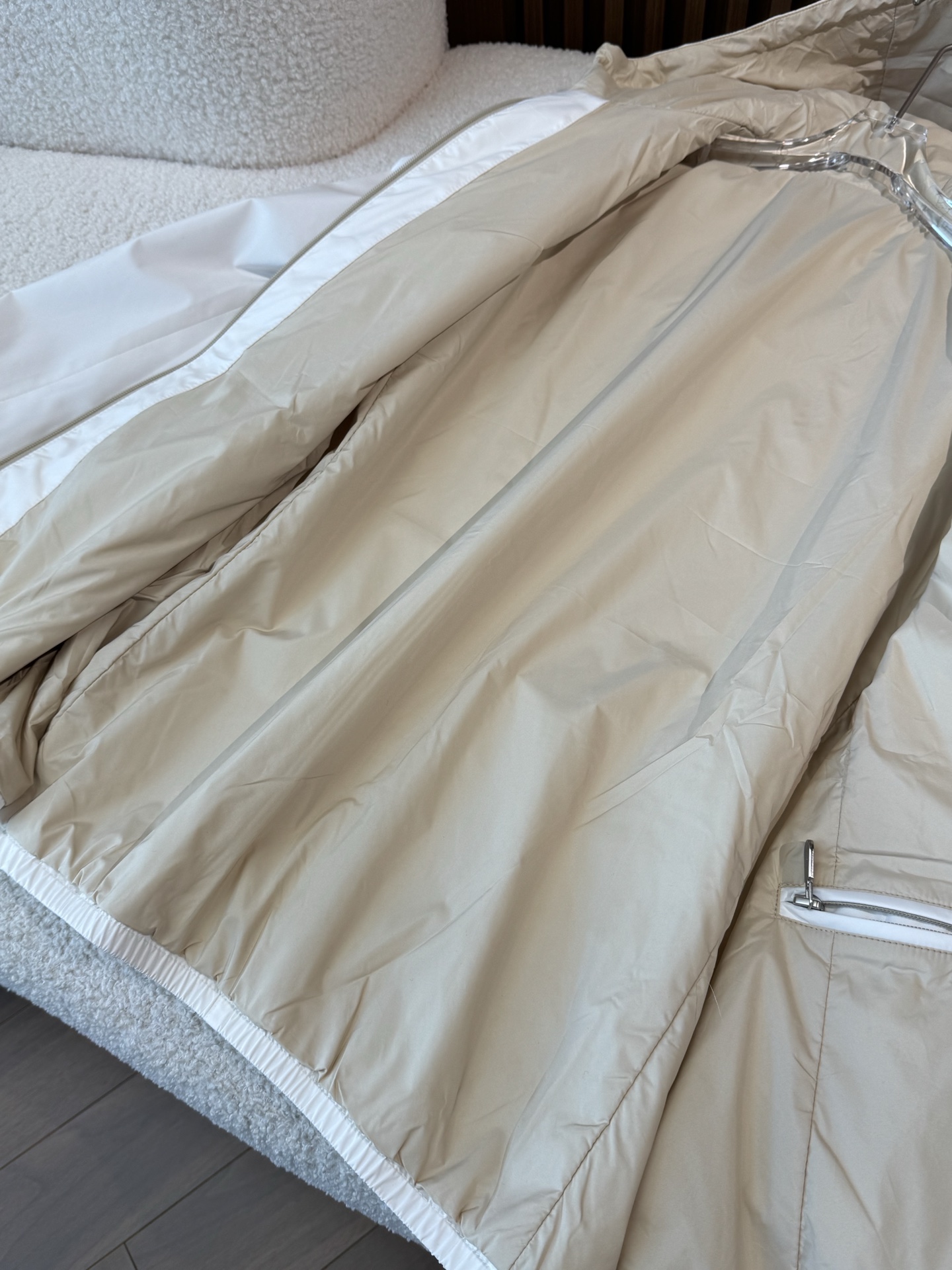 内里展示、内衬采用环保聚酯纤维混纺面料，有韧性，舒适度极高。太适合夏天秋天天气穿搭；