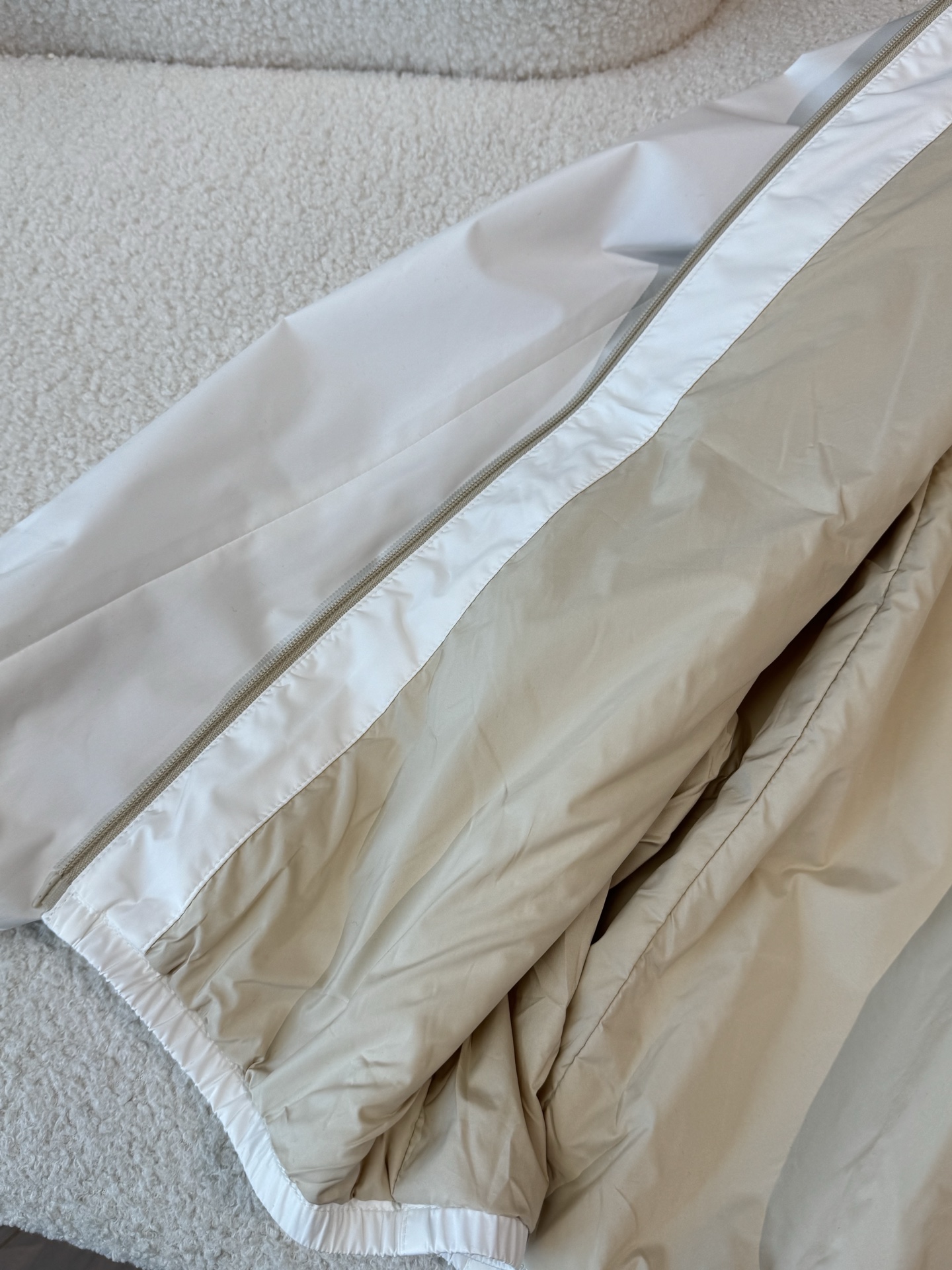 内里展示、内衬采用环保聚酯纤维混纺面料，有韧性，舒适度极高。太适合夏天秋天天气穿搭；