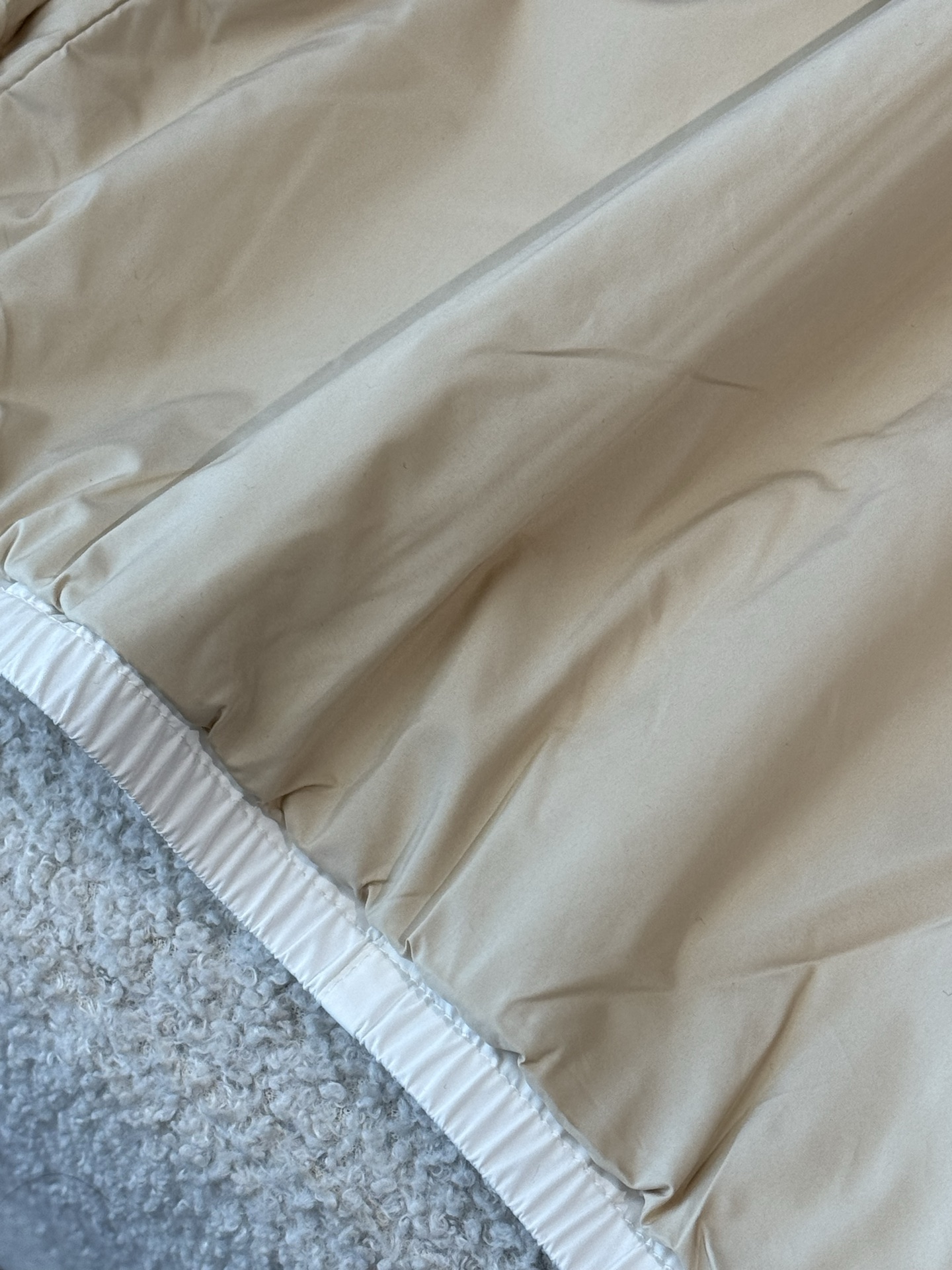 内里展示、内衬采用环保聚酯纤维混纺面料，有韧性，舒适度极高。太适合夏天秋天天气穿搭；