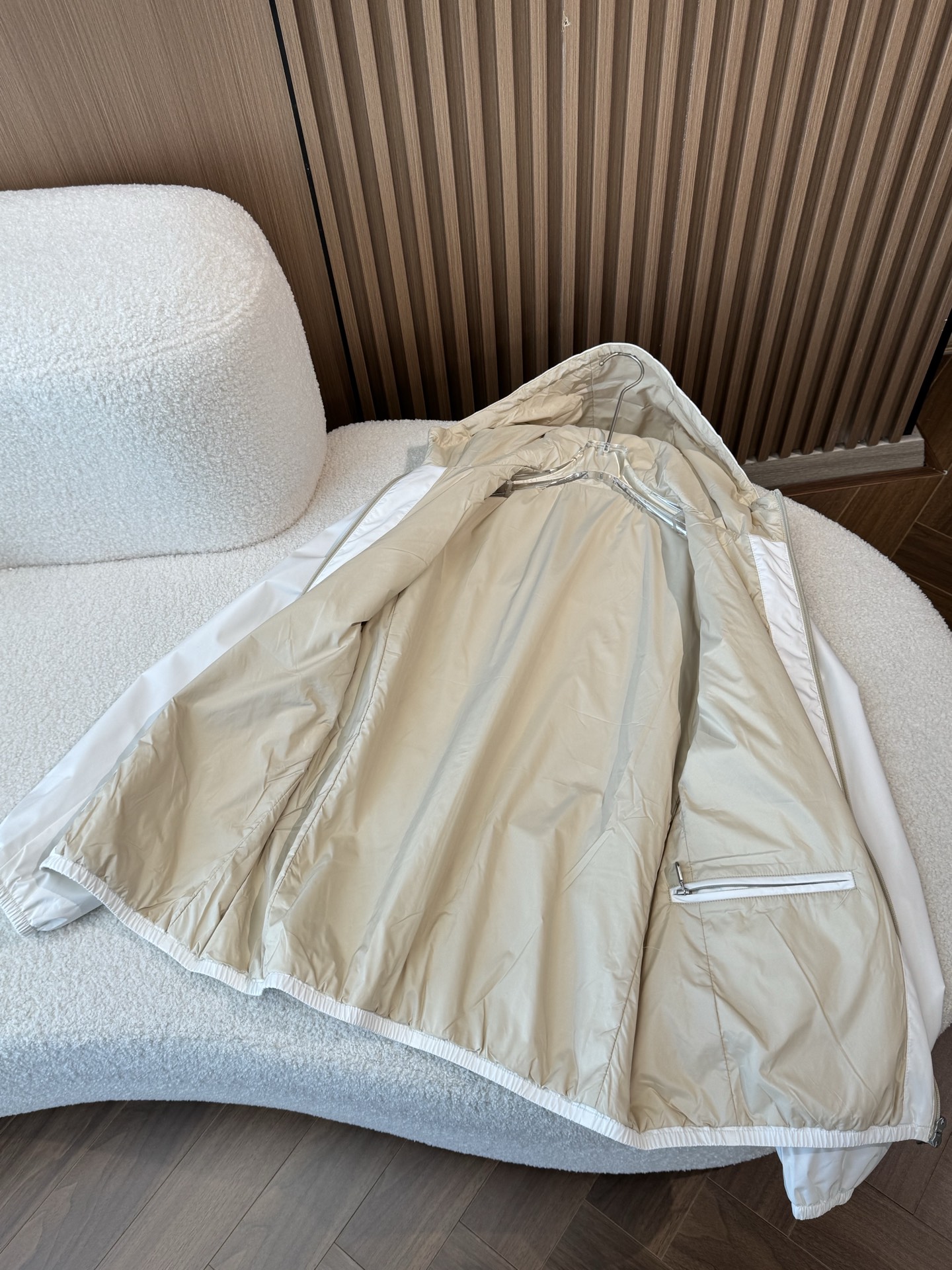 内里展示、内衬采用环保聚酯纤维混纺面料，有韧性，舒适度极高。太适合夏天秋天天气穿搭；