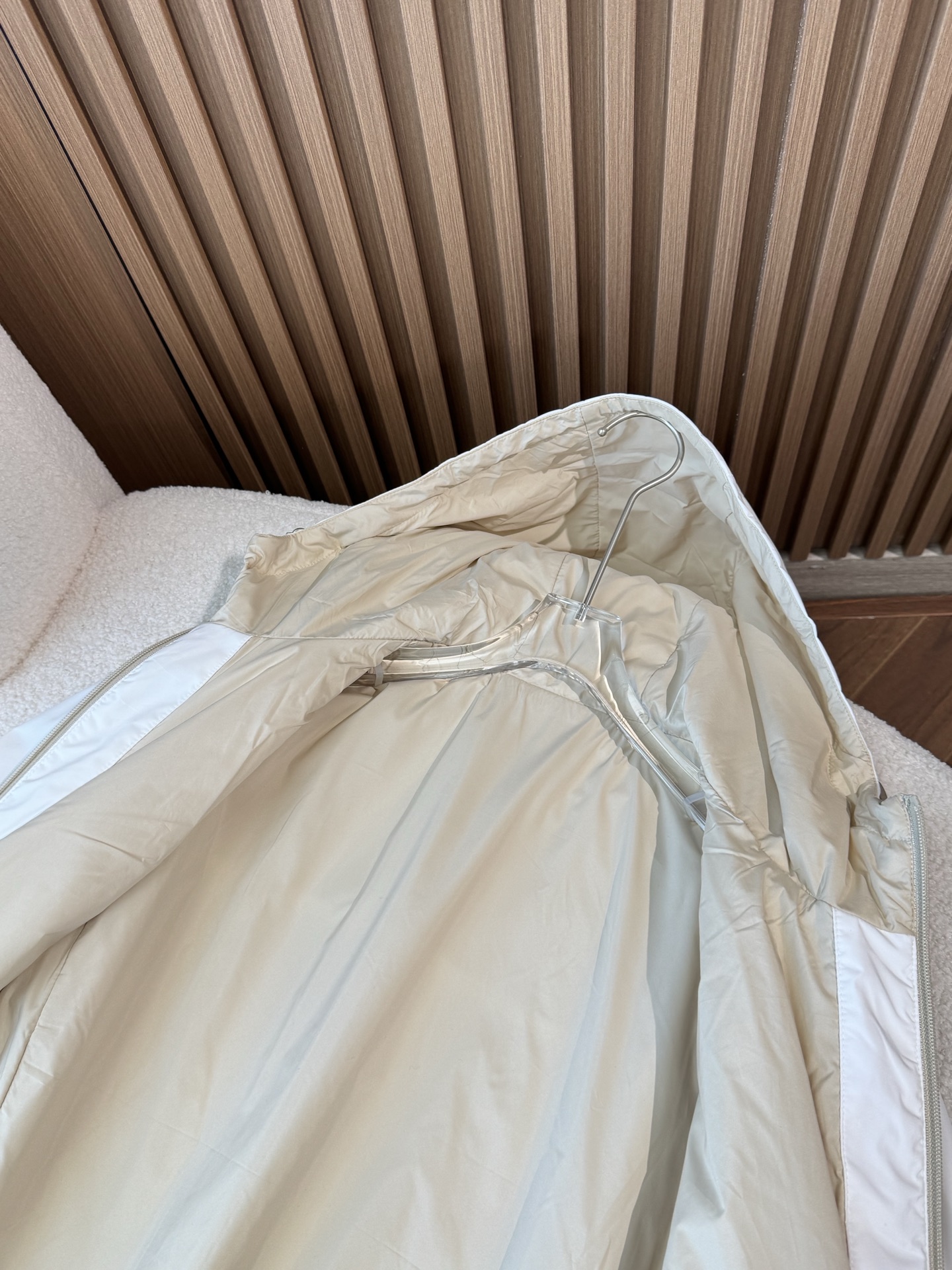 内里展示、内衬采用环保聚酯纤维混纺面料，有韧性，舒适度极高。太适合夏天秋天天气穿搭；