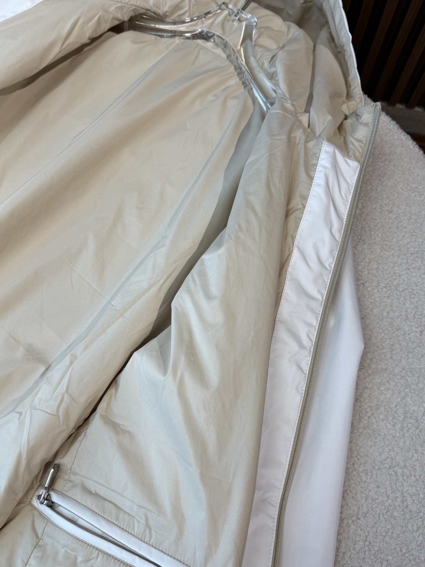 内里展示、内衬采用环保聚酯纤维混纺面料，有韧性，舒适度极高。太适合夏天秋天天气穿搭；