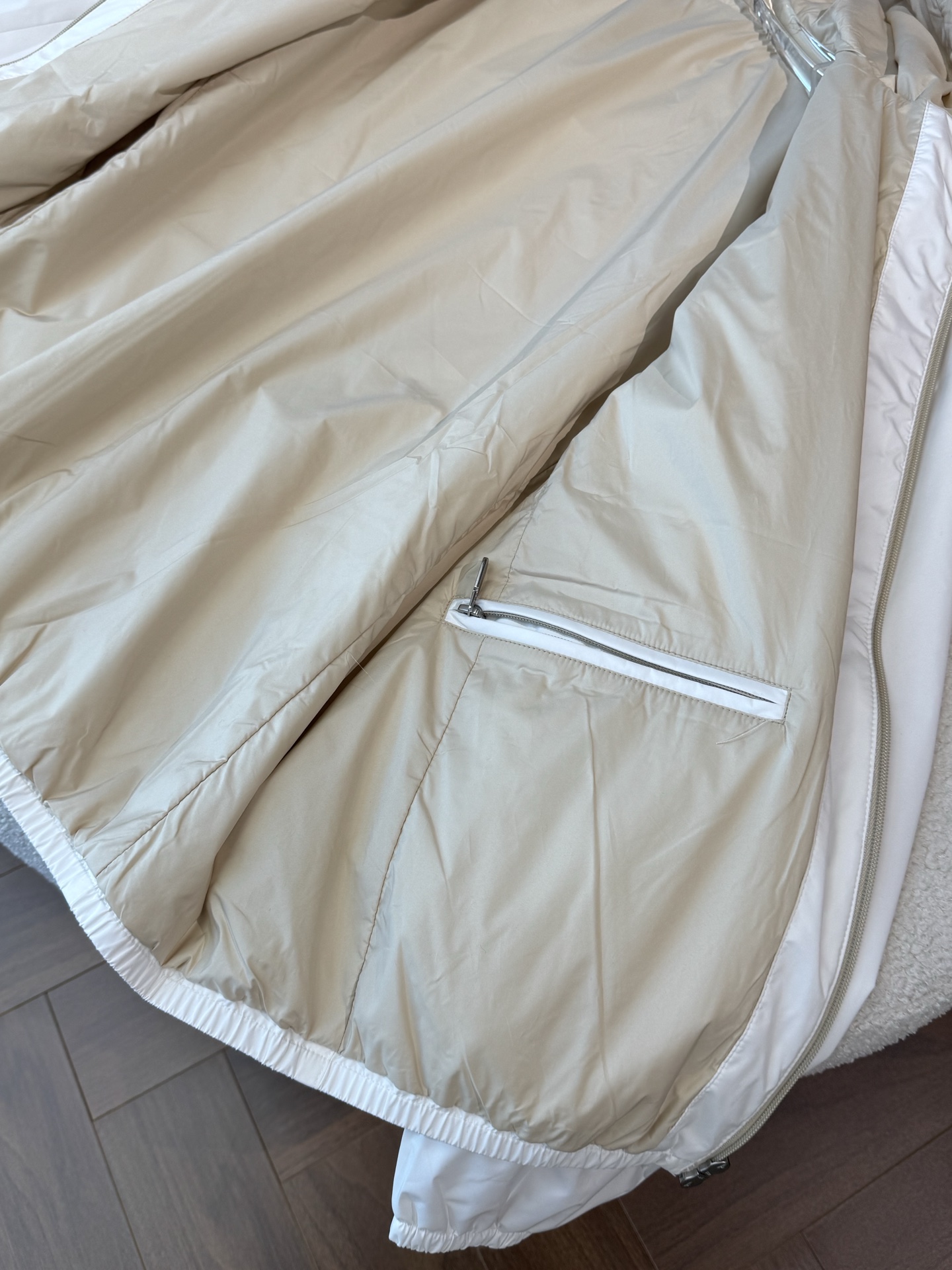 内里展示、内衬采用环保聚酯纤维混纺面料，有韧性，舒适度极高。太适合夏天秋天天气穿搭；