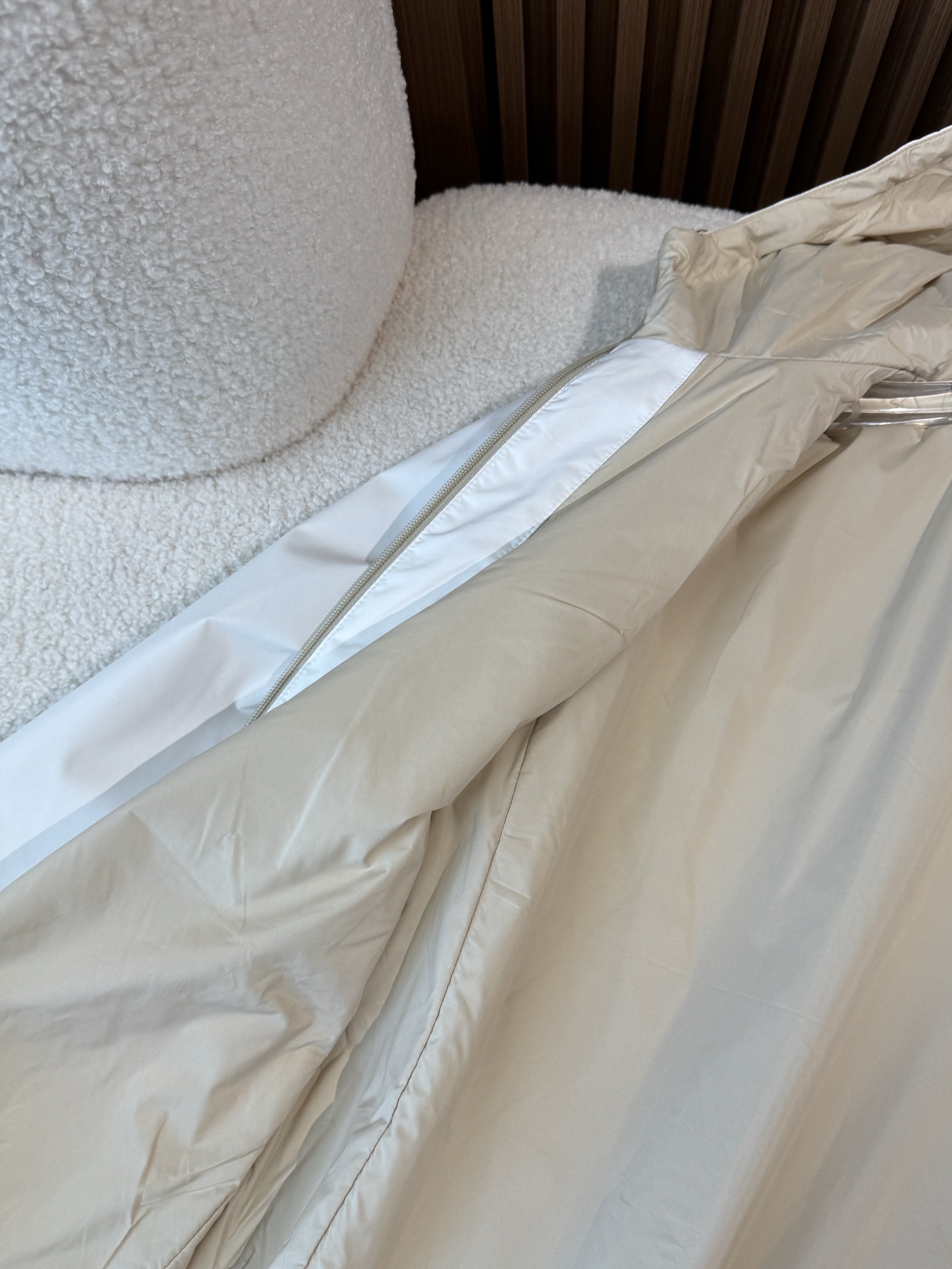 内里展示、内衬采用环保聚酯纤维混纺面料，有韧性，舒适度极高。太适合夏天秋天天气穿搭；