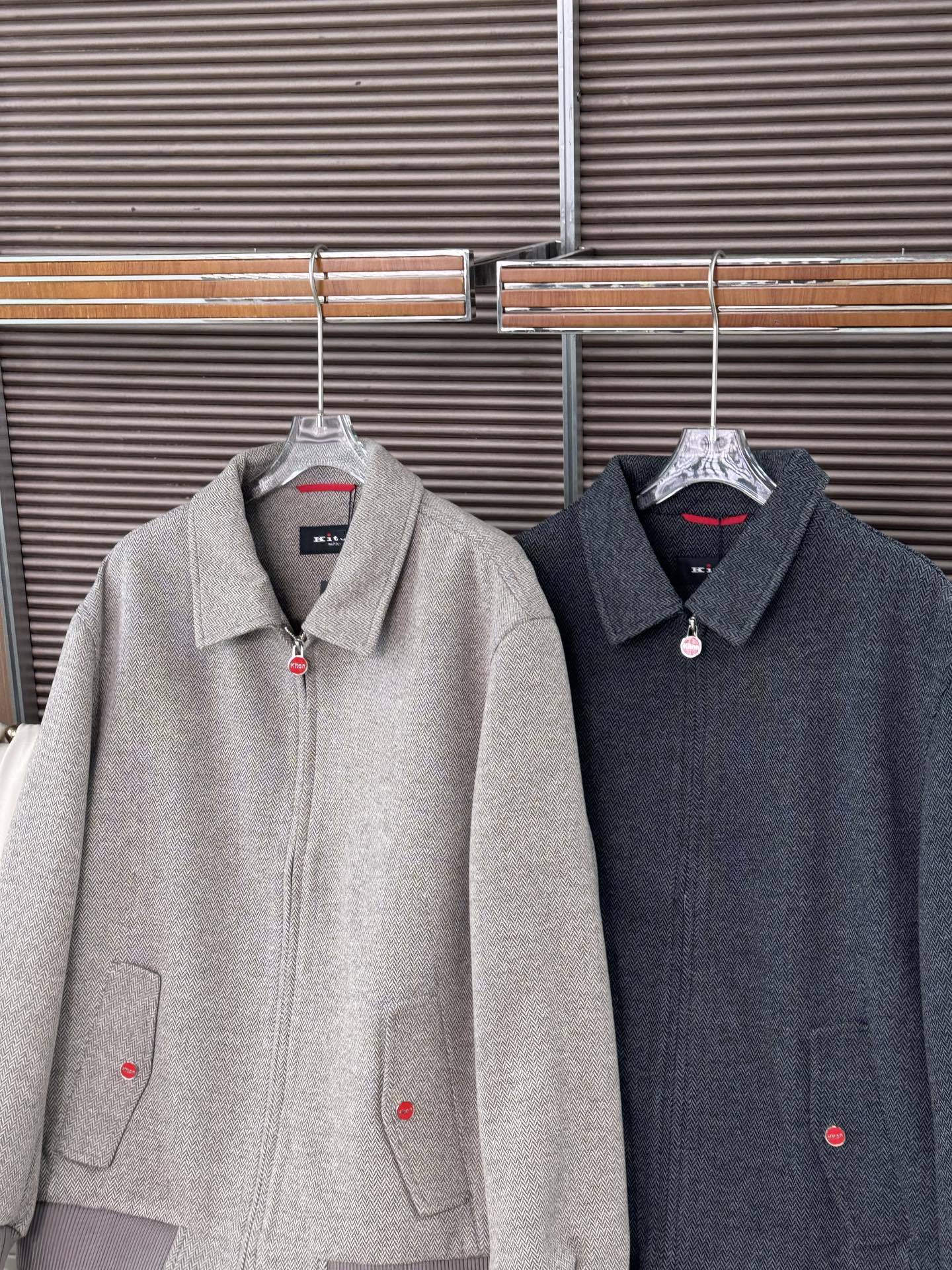 Kiton 25新品秋冬翻领人字纹肌理面料商务休闲夹克外套整体设计翻领拉链夹克款式,融合商务与休闲风格,
