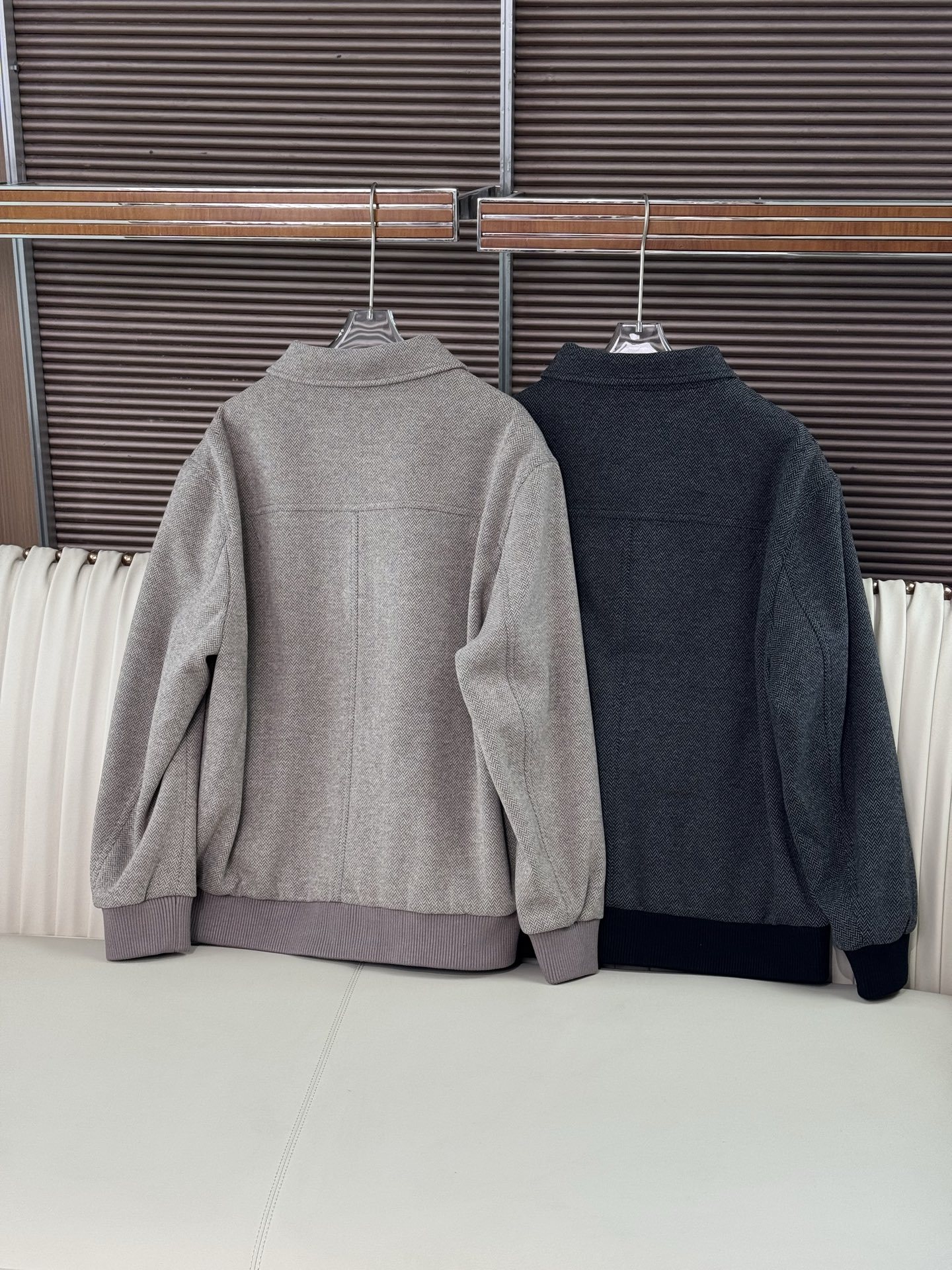 Kiton 25新品秋冬翻领人字纹肌理面料商务休闲夹克外套整体设计翻领拉链夹克款式,融合商务与休闲风格,
