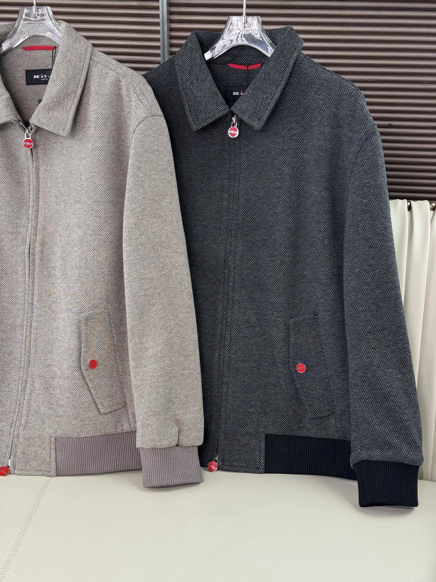 Kiton 25新品秋冬翻领人字纹肌理面料商务休闲夹克外套整体设计翻领拉链夹克款式,融合商务与休闲风格,