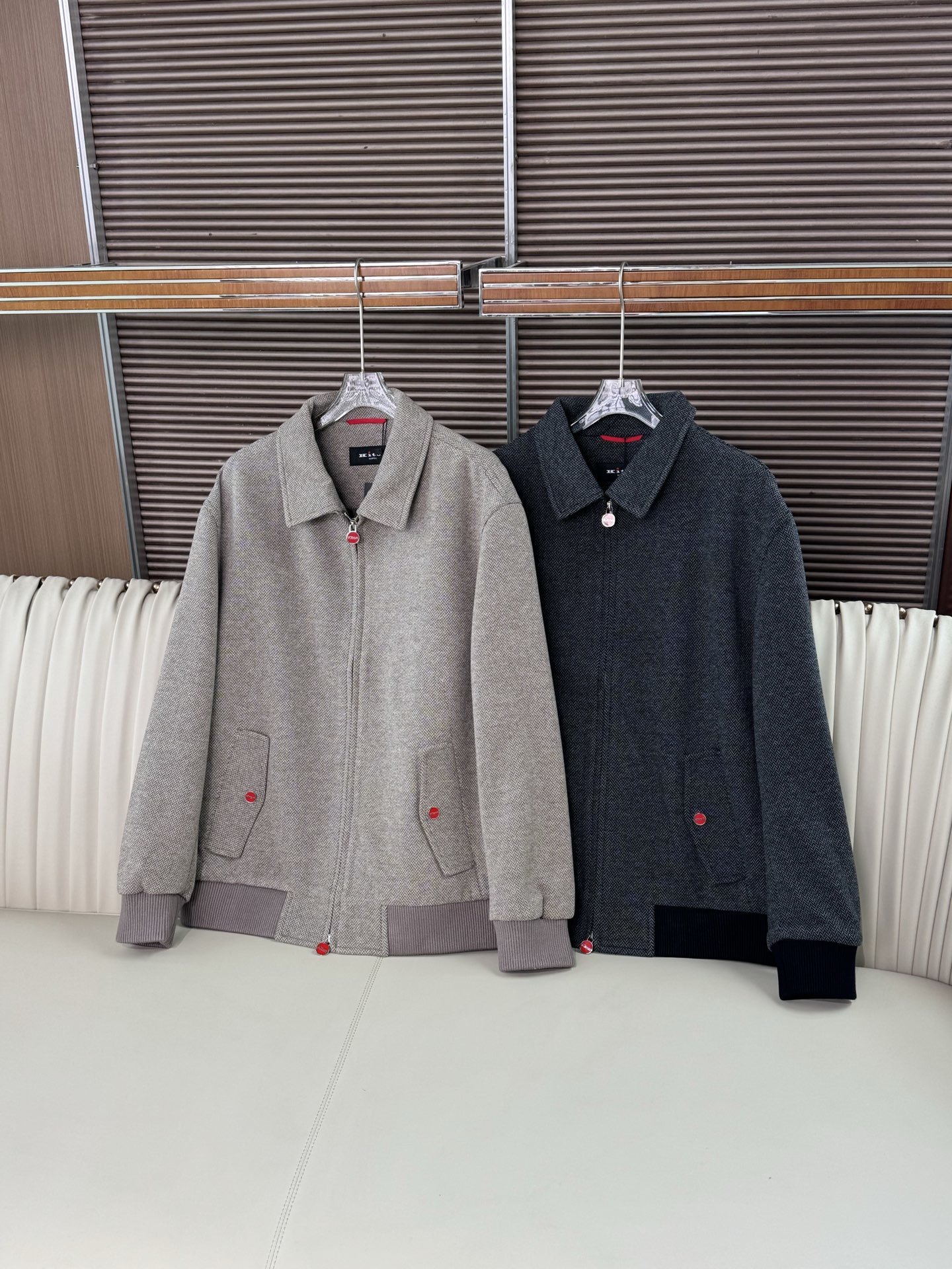 Kiton 25新品秋冬翻领人字纹肌理面料商务休闲夹克外套整体设计翻领拉链夹克款式,融合商务与休闲风格,