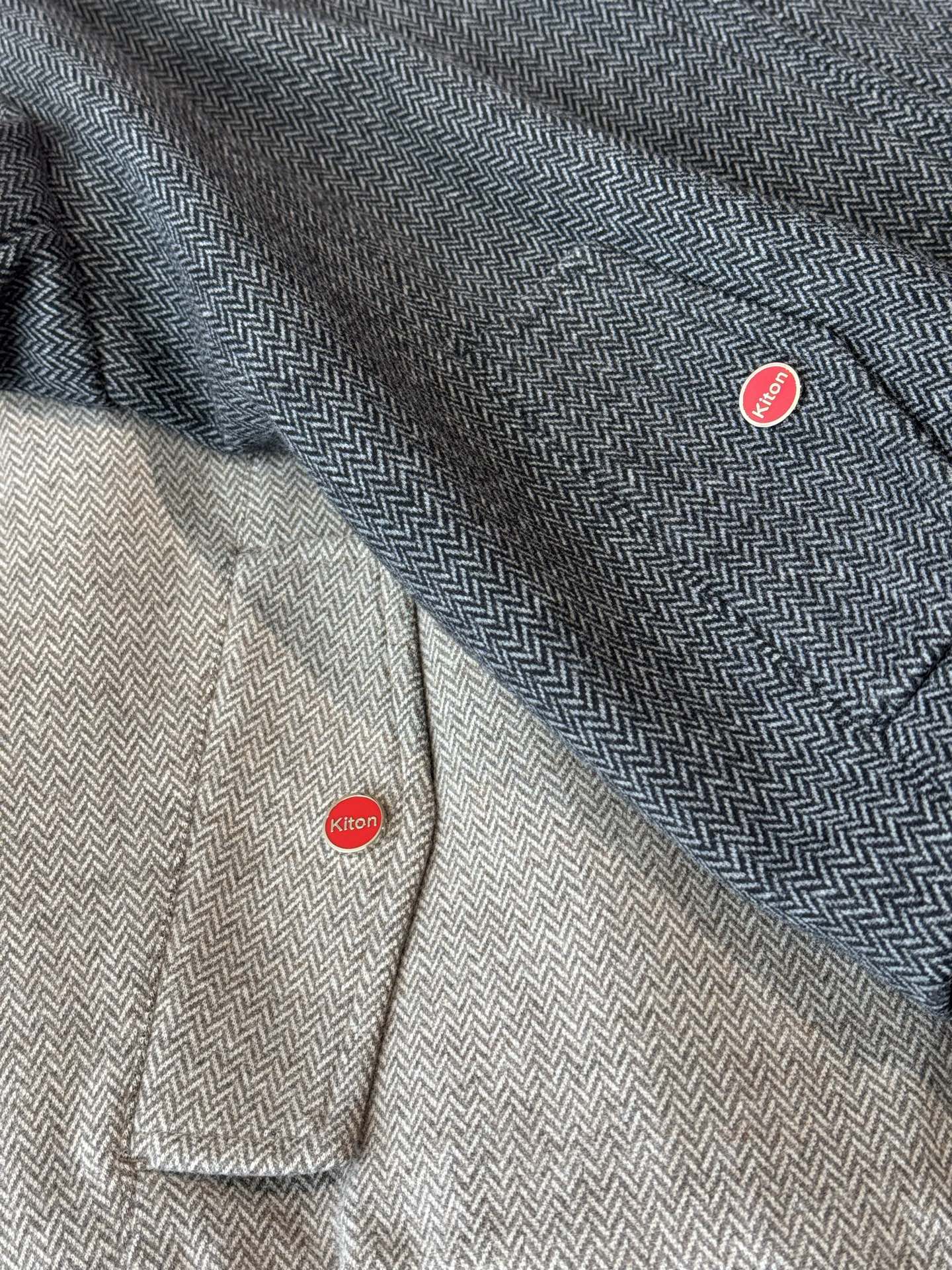 提供咖色和黑色两种经典颜色，咖色温暖且具有质感，黑色则更加百搭和沉稳