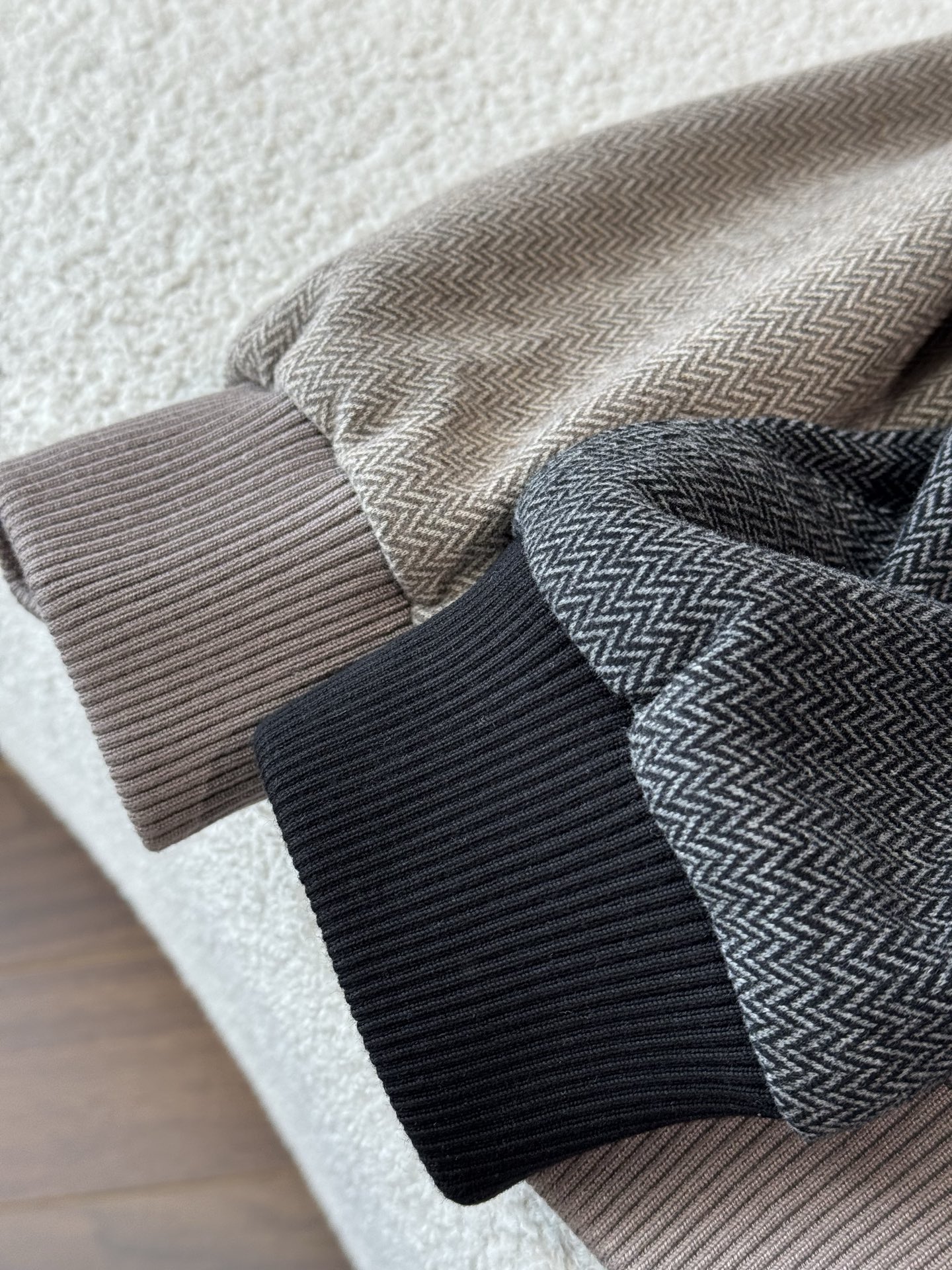 提供咖色和黑色两种经典颜色，咖色温暖且具有质感，黑色则更加百搭和沉稳