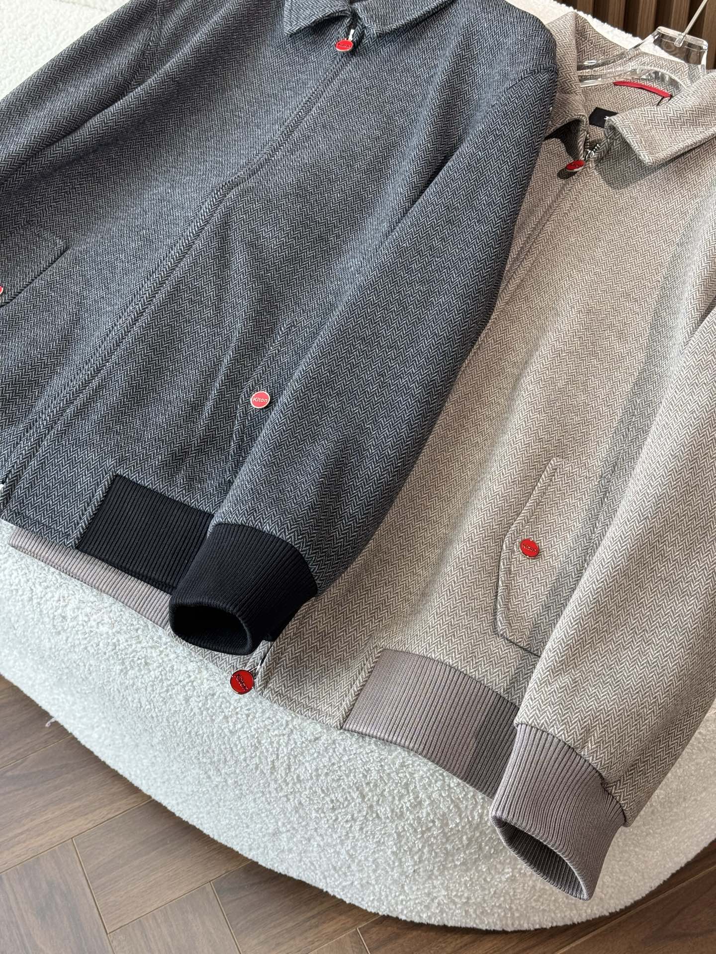 提供咖色和黑色两种经典颜色，咖色温暖且具有质感，黑色则更加百搭和沉稳