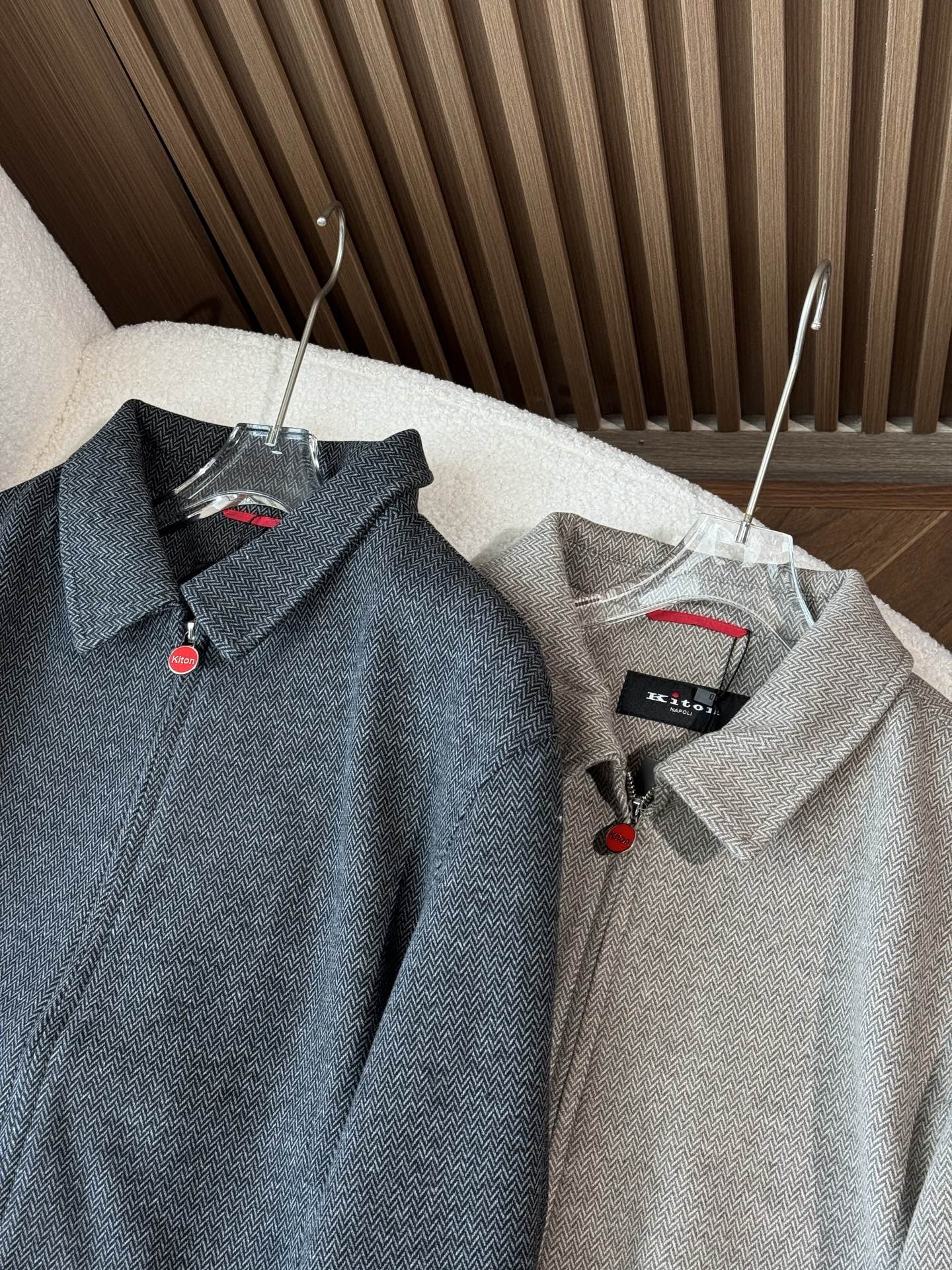 提供咖色和黑色两种经典颜色，咖色温暖且具有质感，黑色则更加百搭和沉稳