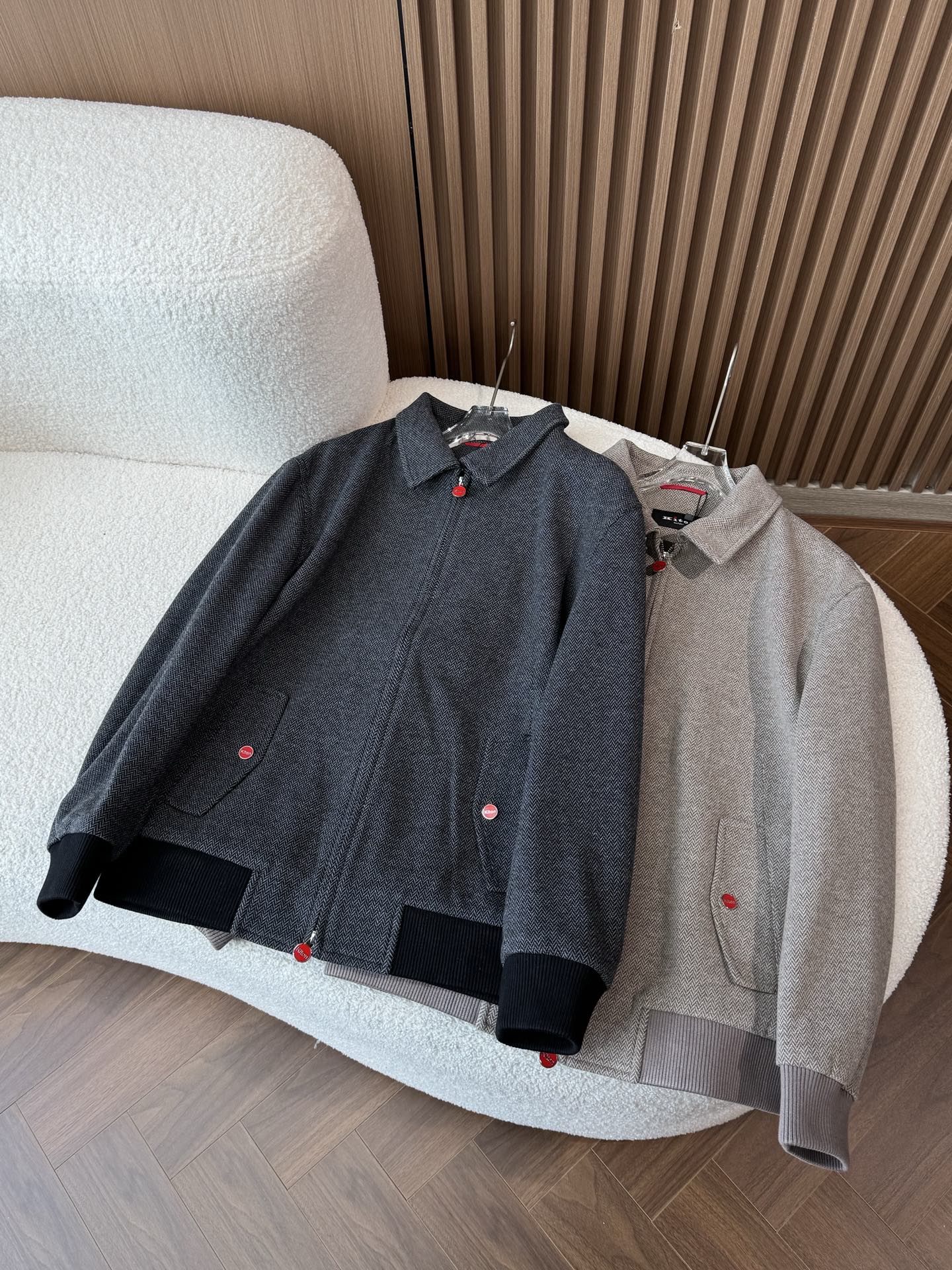 提供咖色和黑色两种经典颜色，咖色温暖且具有质感，黑色则更加百搭和沉稳