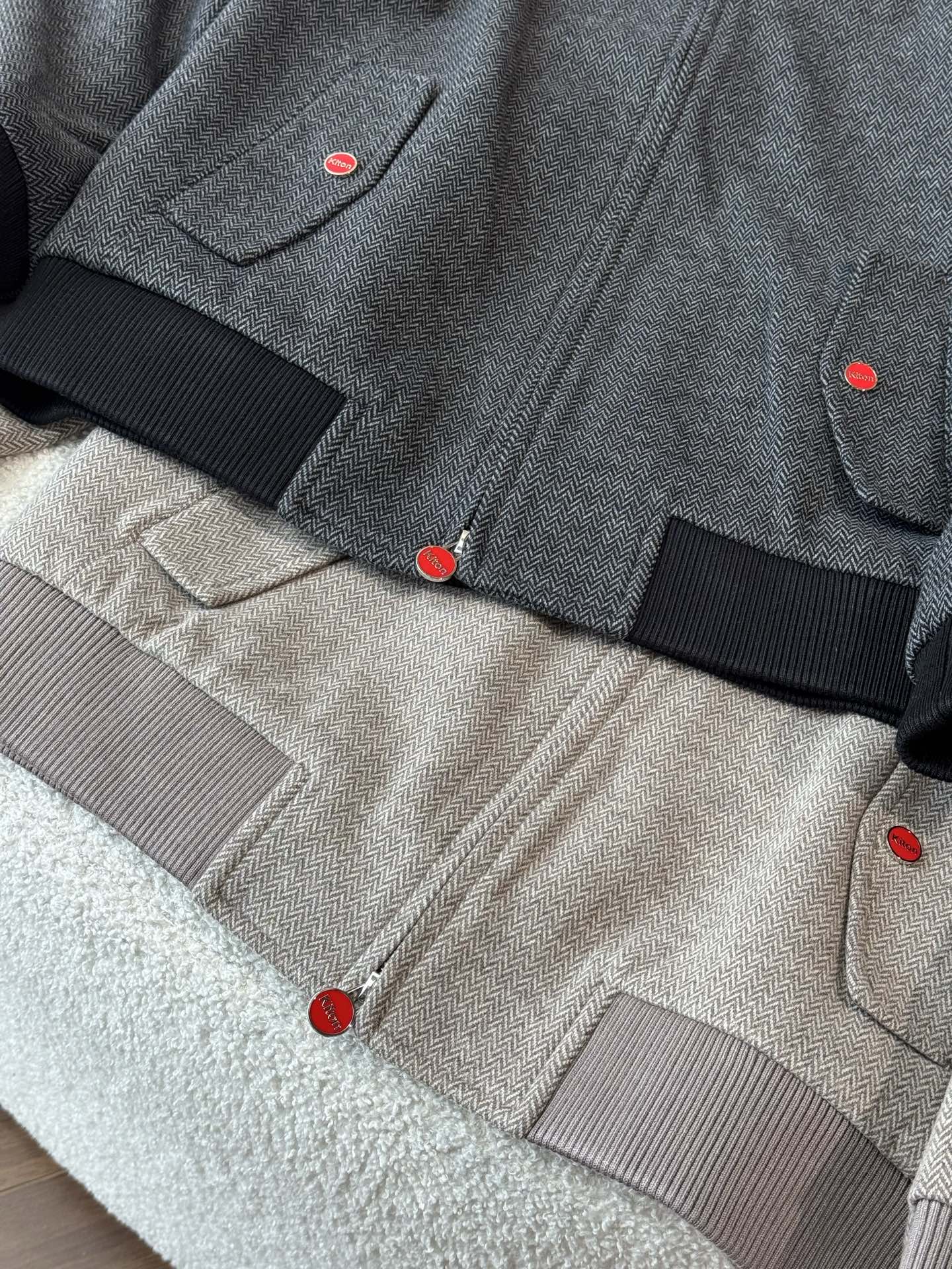 提供咖色和黑色两种经典颜色，咖色温暖且具有质感，黑色则更加百搭和沉稳