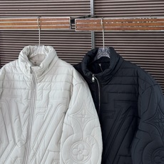 LV/路易威登 25新品男士防撕绗缝绣标腰部抽绳大衣外套两个颜色:黑色、浅灰色,这种颜色低调且百搭,能够 LV/路易威登 25新品男士防撕绗缝绣标腰部抽绳大衣外套两个颜色:黑色、浅灰色,这种颜色低调且百搭,能够