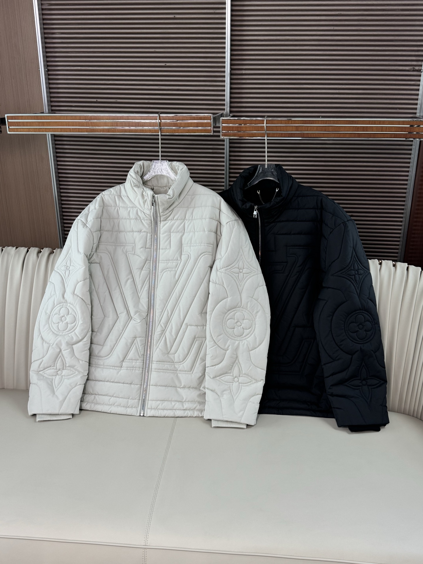 LV/路易威登 25新品男士防撕绗缝绣标腰部抽绳大衣外套两个颜色：黑色、浅灰色，这种颜色低调且百搭，能够