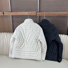 LV/路易威登 25新品男士防撕绗缝绣标腰部抽绳大衣外套两个颜色:黑色、浅灰色,这种颜色低调且百搭,能够 LV/路易威登 25新品男士防撕绗缝绣标腰部抽绳大衣外套两个颜色:黑色、浅灰色,这种颜色低调且百搭,能够