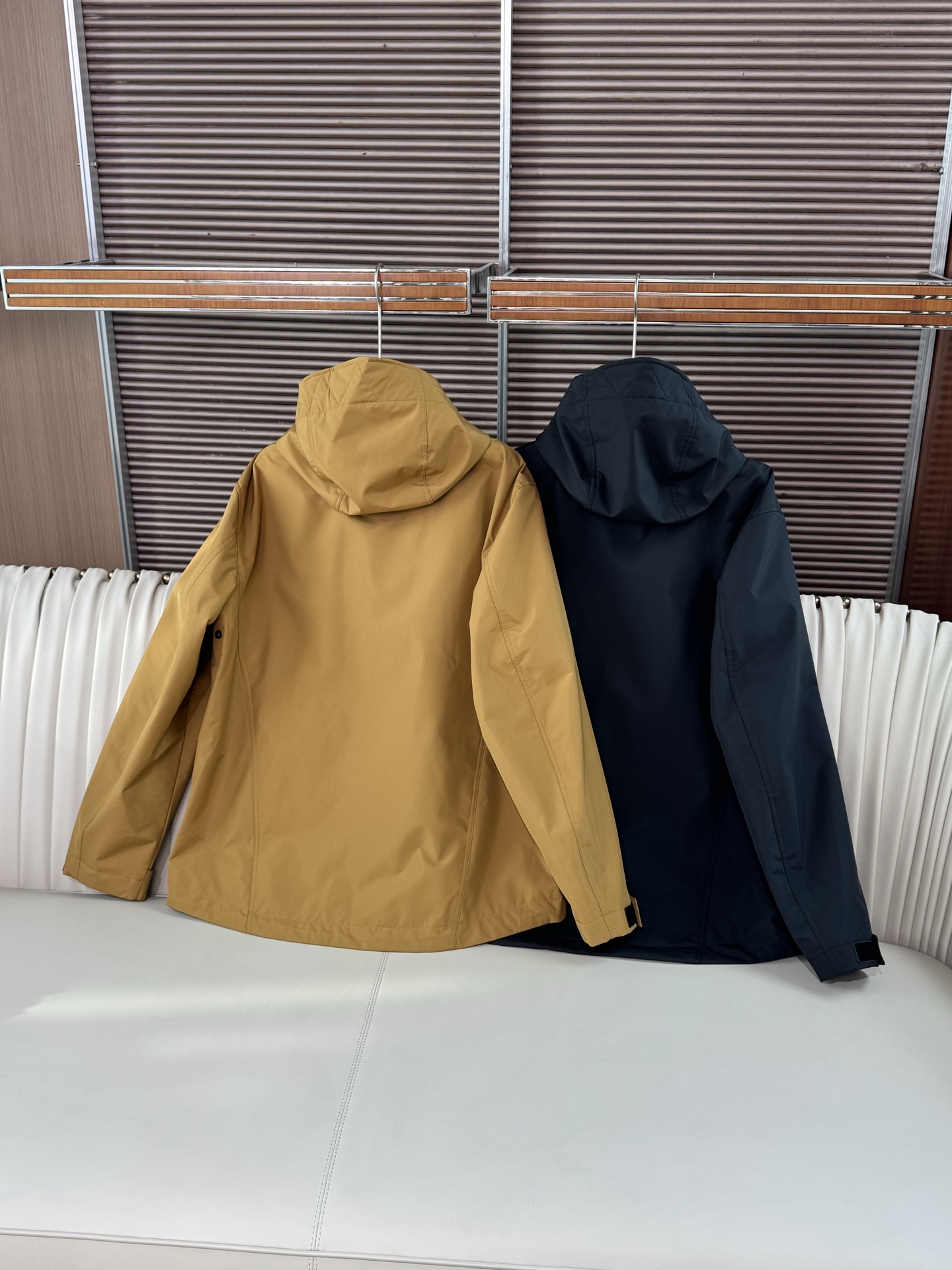 Burberry/巴宝莉 25新品男女同款户外防风连帽软壳外套冲锋衣整体版型较为宽松 ，穿着起来舒适自在