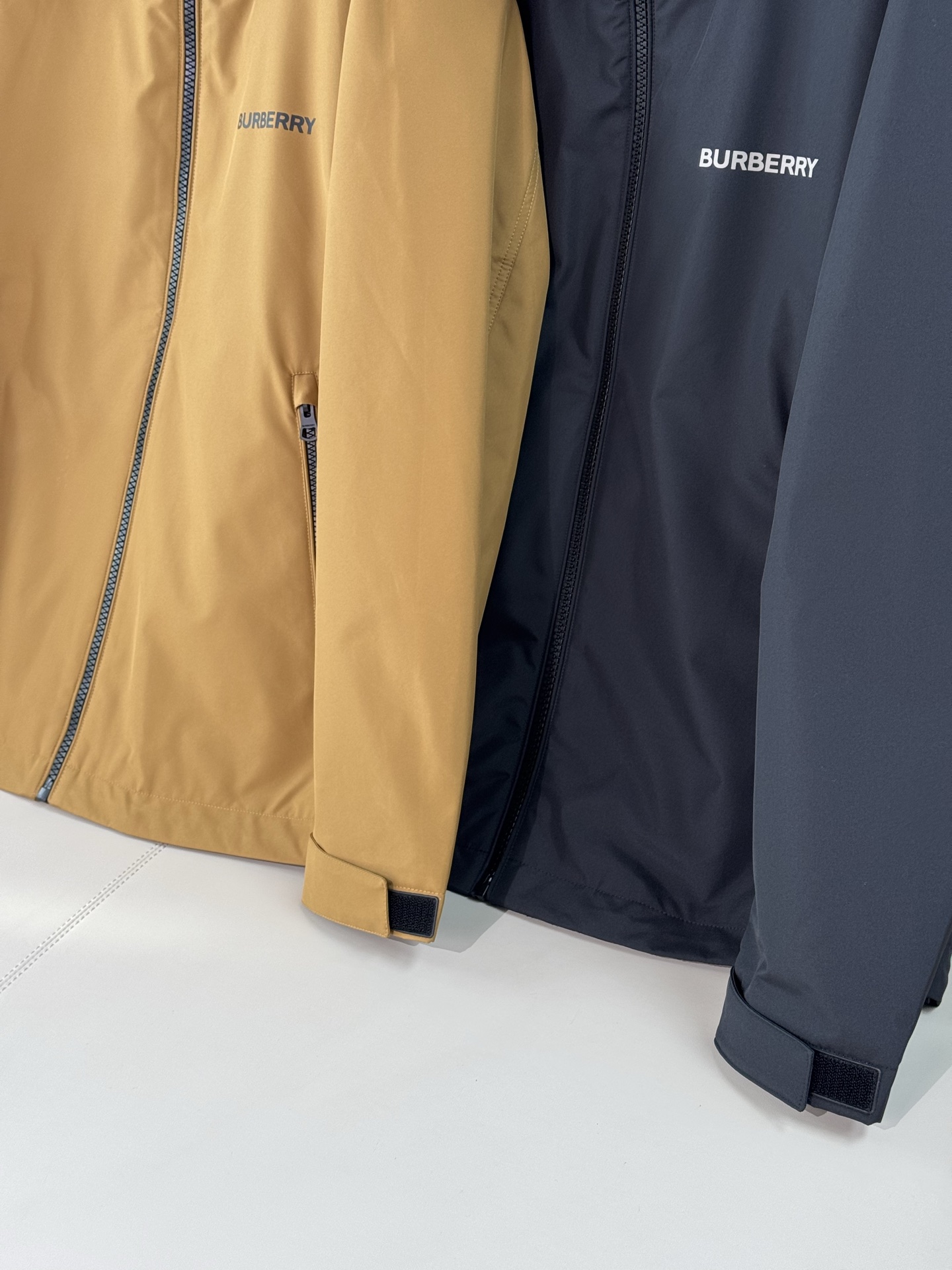 Burberry/巴宝莉 25新品男女同款户外防风连帽软壳外套冲锋衣整体版型较为宽松 ，穿着起来舒适自在