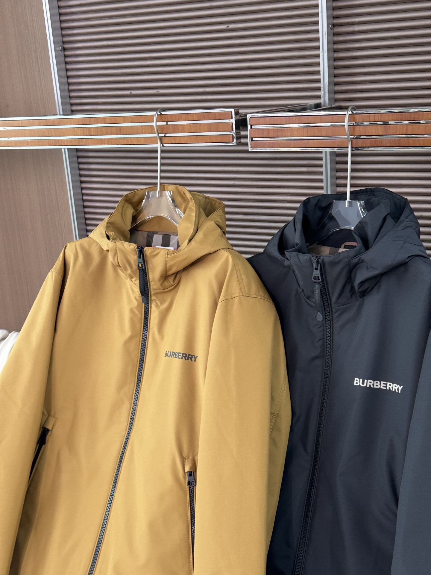 Burberry/巴宝莉 25新品男女同款户外防风连帽软壳外套冲锋衣整体版型较为宽松 ，穿着起来舒适自在