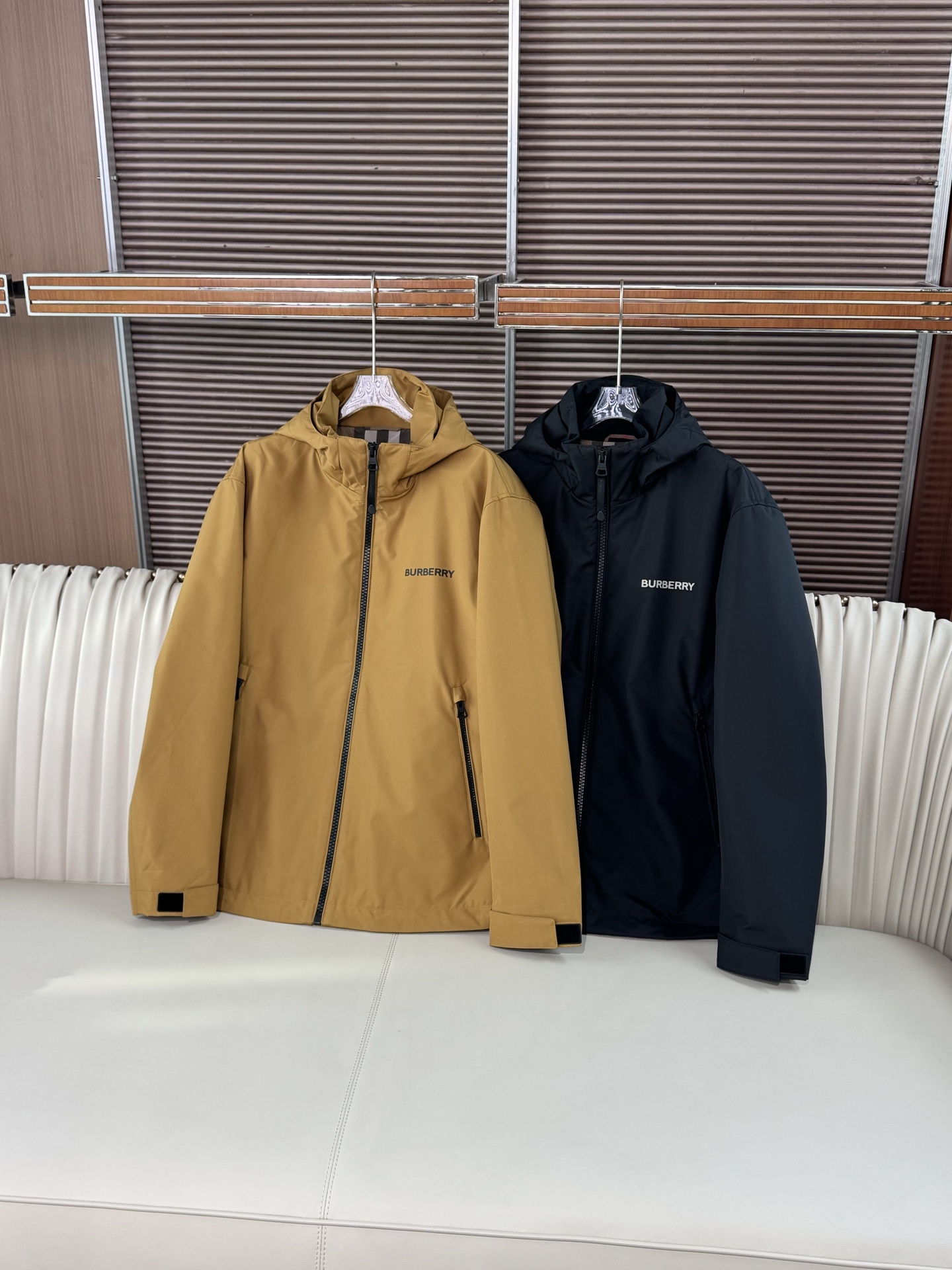Burberry/巴宝莉 25新品男女同款户外防风连帽软壳外套冲锋衣整体版型较为宽松 ，穿着起来舒适自在