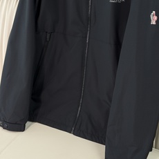Moncler/蒙口 25新品男士轻薄款尼龙休闲连帽夹克外套采用经典的黑色色调,颜色沉稳大气,适合多种场 Moncler/蒙口 25新品男士轻薄款尼龙休闲连帽夹克外套采用经典的黑色色调,颜色沉稳大气,适合多种场