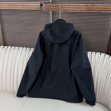 Moncler/蒙口 25新品男士轻薄款尼龙休闲连帽夹克外套采用经典的黑色色调,颜色沉稳大气,适合多种场 Moncler/蒙口 25新品男士轻薄款尼龙休闲连帽夹克外套采用经典的黑色色调,颜色沉稳大气,适合多种场