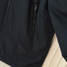 Moncler/蒙口 25新品男士轻薄款尼龙休闲连帽夹克外套采用经典的黑色色调,颜色沉稳大气,适合多种场 Moncler/蒙口 25新品男士轻薄款尼龙休闲连帽夹克外套采用经典的黑色色调,颜色沉稳大气,适合多种场