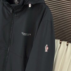 Moncler/蒙口 25新品男士轻薄款尼龙休闲连帽夹克外套采用经典的黑色色调,颜色沉稳大气,适合多种场 Moncler/蒙口 25新品男士轻薄款尼龙休闲连帽夹克外套采用经典的黑色色调,颜色沉稳大气,适合多种场
