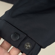 Moncler/蒙口 25新品男士轻薄款尼龙休闲连帽夹克外套采用经典的黑色色调,颜色沉稳大气,适合多种场 Moncler/蒙口 25新品男士轻薄款尼龙休闲连帽夹克外套采用经典的黑色色调,颜色沉稳大气,适合多种场