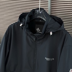 Moncler/蒙口 25新品男士轻薄款尼龙休闲连帽夹克外套采用经典的黑色色调,颜色沉稳大气,适合多种场 Moncler/蒙口 25新品男士轻薄款尼龙休闲连帽夹克外套采用经典的黑色色调,颜色沉稳大气,适合多种场