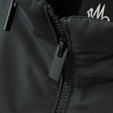 Moncler/蒙口 25新品男士轻薄款尼龙休闲连帽夹克外套采用经典的黑色色调,颜色沉稳大气,适合多种场 Moncler/蒙口 25新品男士轻薄款尼龙休闲连帽夹克外套采用经典的黑色色调,颜色沉稳大气,适合多种场