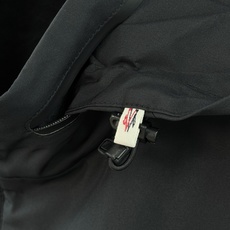Moncler/蒙口 25新品男士轻薄款尼龙休闲连帽夹克外套采用经典的黑色色调,颜色沉稳大气,适合多种场 Moncler/蒙口 25新品男士轻薄款尼龙休闲连帽夹克外套采用经典的黑色色调,颜色沉稳大气,适合多种场