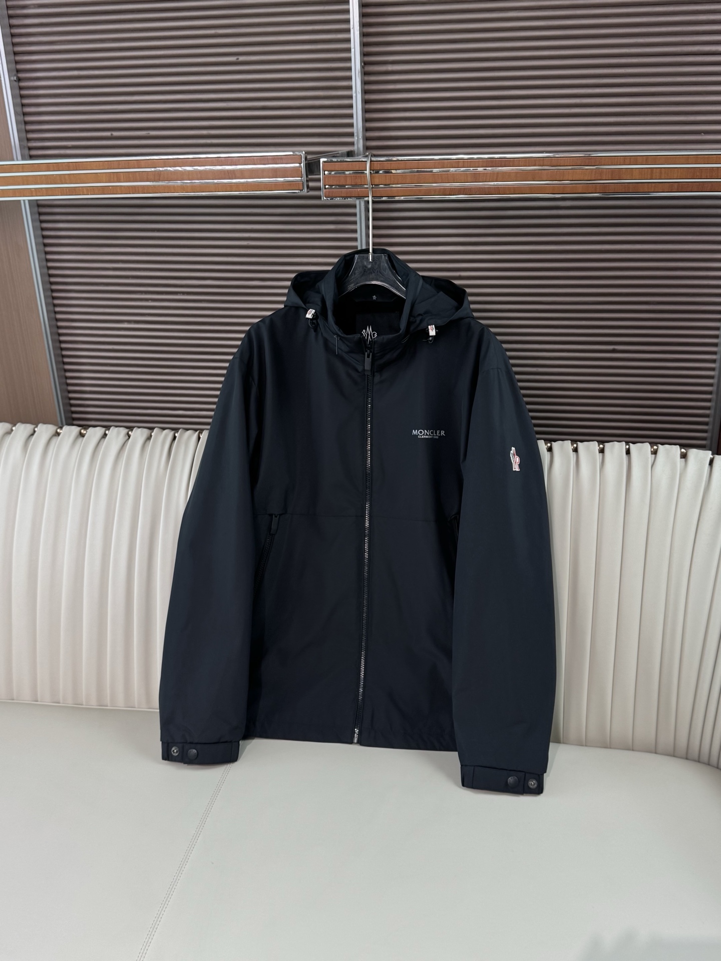 Moncler/蒙口 25新品男士轻薄款尼龙休闲连帽夹克外套采用经典的黑色色调，颜色沉稳大气，适合多种场