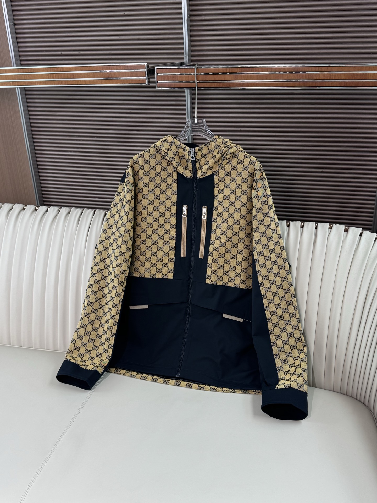 NO:862268,GUCCI/Gucci 25 new color-blocked Logo-printed hooded long-sleeved jacket. The overall design uses contrasting color splicing. The classic beige double G printing part is spliced with the black fabric part. It is fashionable and recognizable. The style is loose and suitable for a variety of body shapes. The hooded design adds a sense of leisure and practicality. The neckline and zipper  It is equipped with a hood, and the hood part also adopts a contrasting color design to increase the visual layering. There is a zipper opening and closing on the front, and the zipper puller is made of metal, which has good texture, smooth opening and closing, and is easy to put on and take off. There are two vertical zipper pockets on the chest. The zippers coordinate with the overall style, which not only increases the decoration, but also provides a certain storage function; there are also pockets with Velcro seals on both sides of the lower part, which are convenient for placing small items and easy to access.  The beige part is covered with Gucci's iconic double G print, and the print is clear, highlighting the brand's characteristics; the black part has a crisp fabric texture. The fabric is made of cotton, which ensures comfort and breathability. The lining of the jacket is black, and the material looks smooth, which can improve the comfort when wearing and also increase the quality of the jacket. The workmanship details are neatly stitched, the edges are carefully processed, and there are no obvious threads, which reflects the high level of production technology.,,gucci,gucci,jackets &  coats,jackets & coats,hats,19860909GUCCI/古驰 25新品拼色Logo满印连帽长袖夹克外套 整体采用撞色拼接设计,经典的米黄色双G印花部分与黑色面料部分拼接 ,时尚且具有辨识度.款式宽松,适合多种身材穿着,连帽设计增添了休闲感和实用性. 领口与拉链 配有连帽,帽子部分同样采用撞色设计,增加视觉层次感.正面设有拉链开合,拉链头为金属材质,质感不错,开合顺滑,方便穿脱. 胸前有两个竖直方向的拉链口袋,拉链与整体风格搭配协调,不仅增加了装饰性,还提供了一定的储物功能；下部两侧还有带魔术贴封口的口袋,便于放置随身小物品,且取放便捷. 米黄色部分布满了古驰标志性的双G印花,印花清晰,彰显品牌特色 ；黑色部分面料质感挺括. 面料成分是棉,保证了穿着的舒适性和透气性. 外套的内衬为黑色,材质看起来较为顺滑,能提升穿着时的舒适度,同时也增加了外套的品质感. 做工细节缝线工整,边缘处理细致,没有明显的线头,体现出较高的制作工艺水平.,,gucci,gucci,jackets & coats,jackets & coats,hats,,Men's clothing